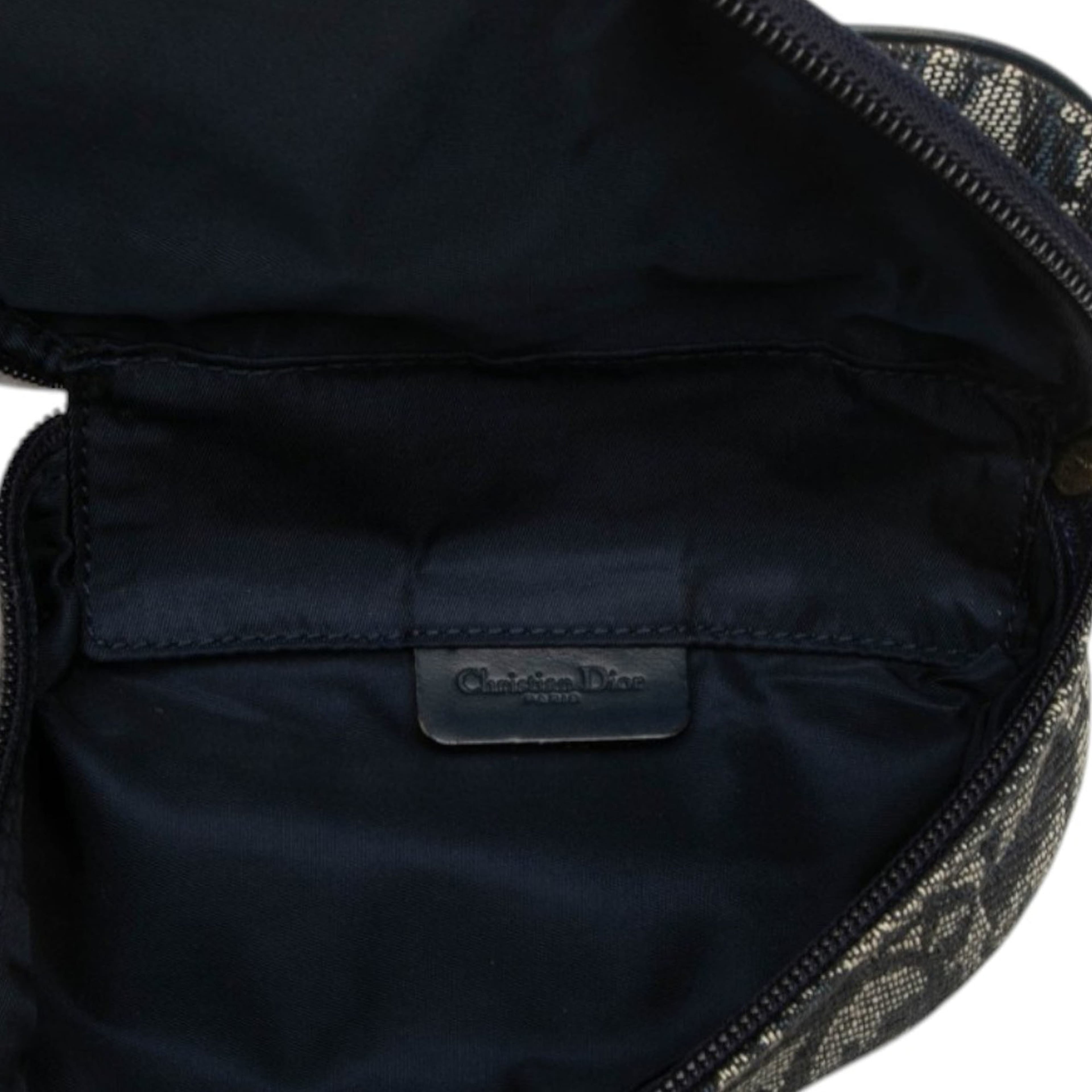Dior Diorissimo Canvas Saddle Pouch, från Luxclusif, i färgen blå. Klicka för att öppna bilden i stort format