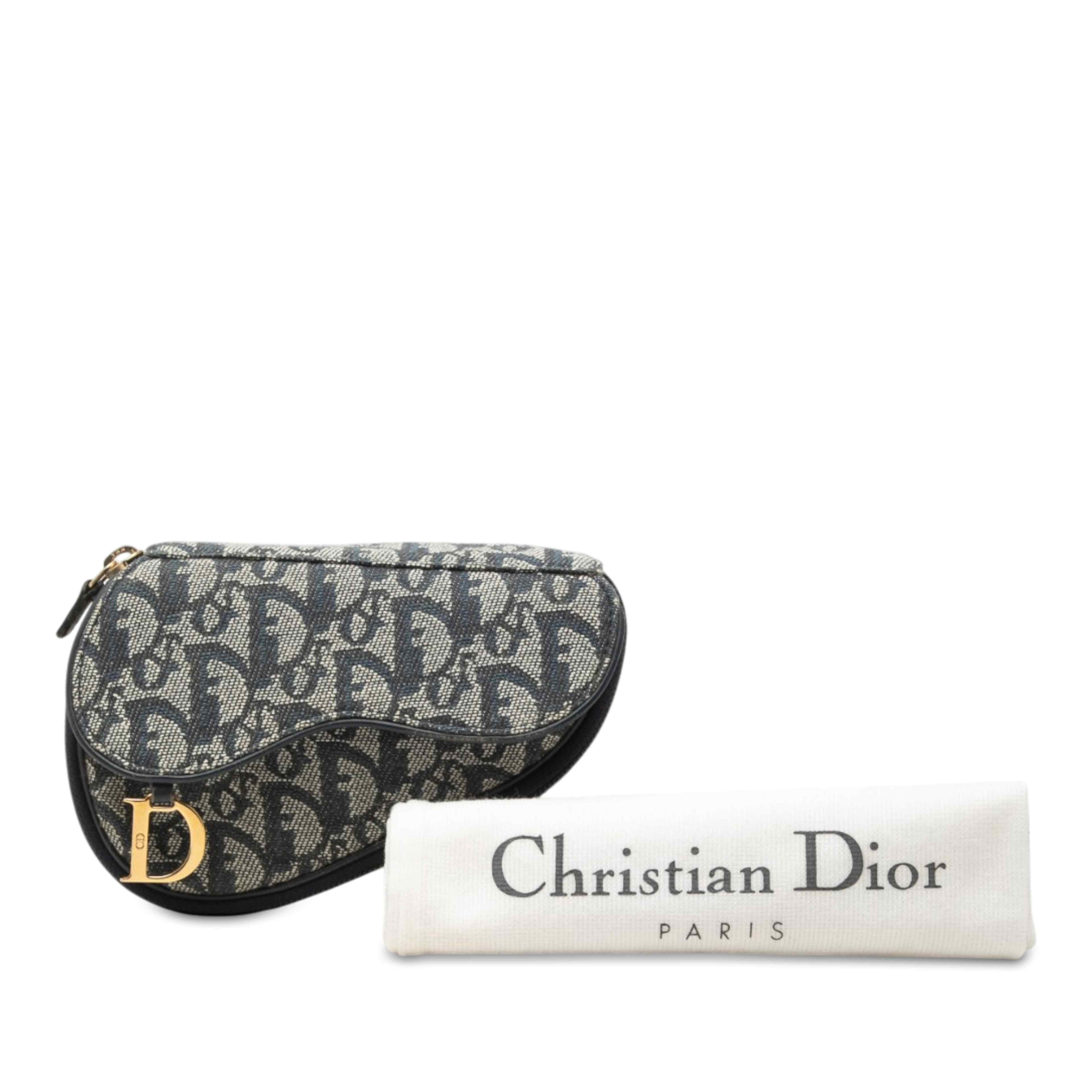 Dior Diorissimo Canvas Saddle Pouch, från Luxclusif, i färgen blå. Klicka för att öppna bilden i stort format