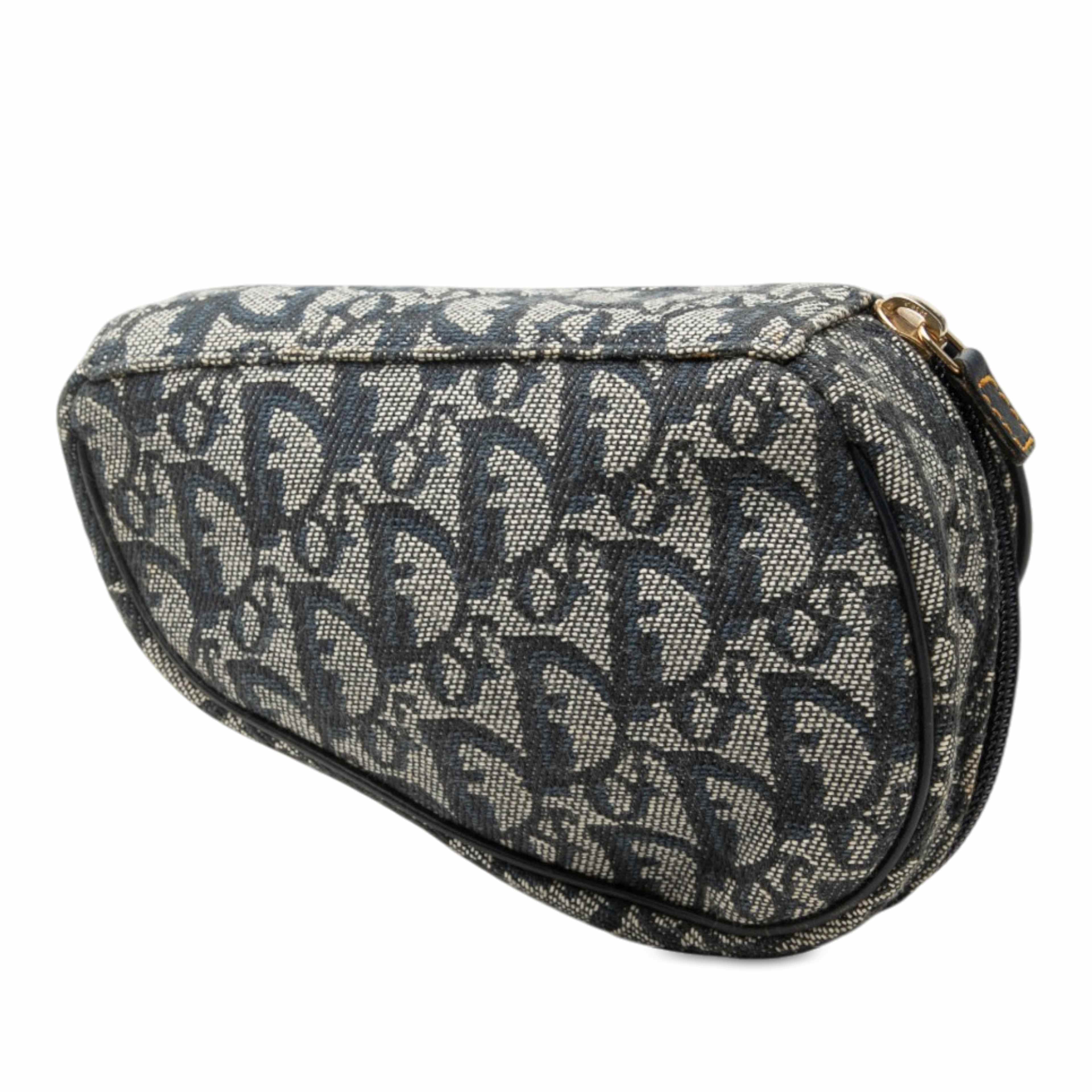Dior Diorissimo Canvas Saddle Pouch, från Luxclusif, i färgen blå. Klicka för att öppna bilden i stort format
