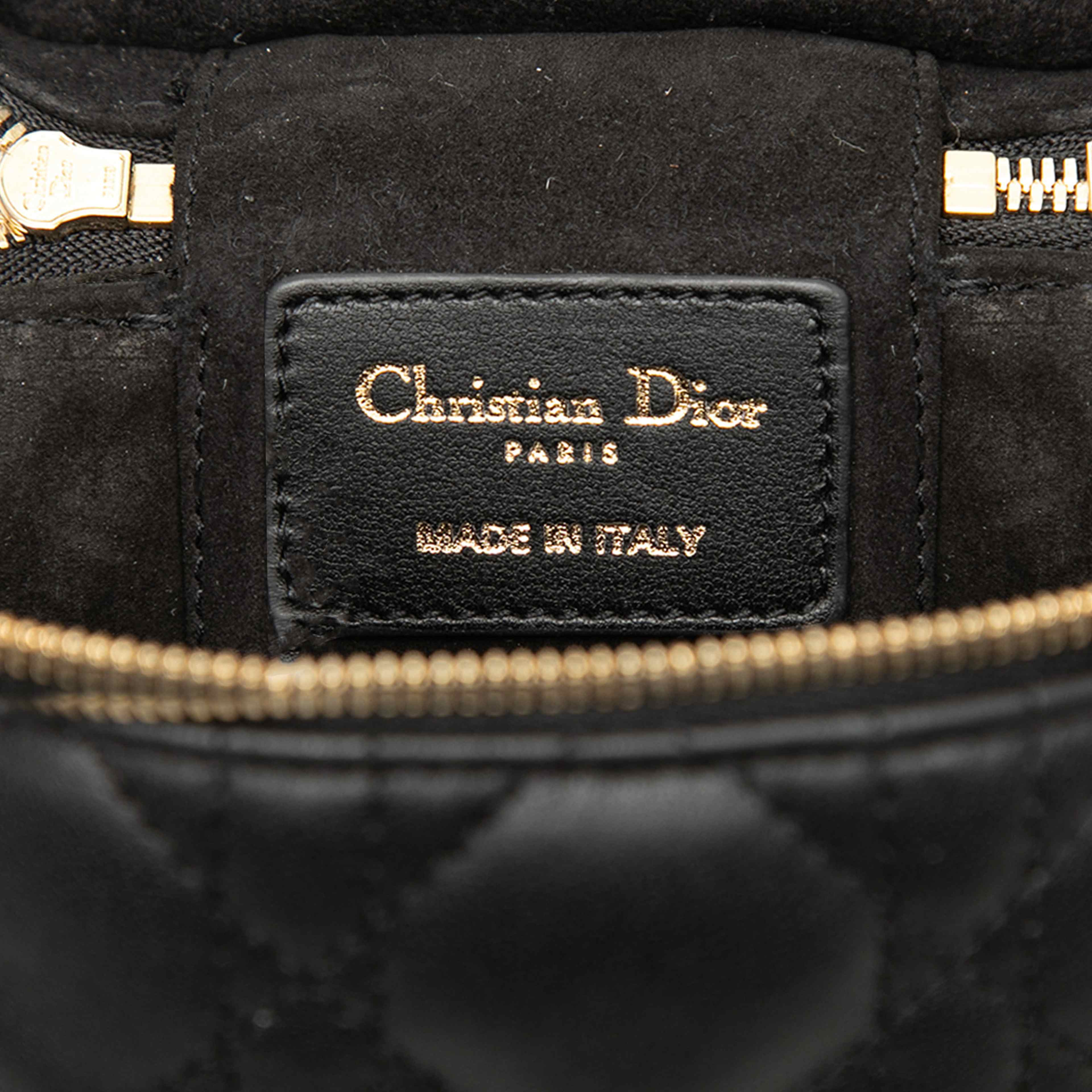 Dior Micro Lambskin Cannage Lady Dior Vanity Case, från Luxclusif, i färgen black. Klicka för att öppna bilden i stort format