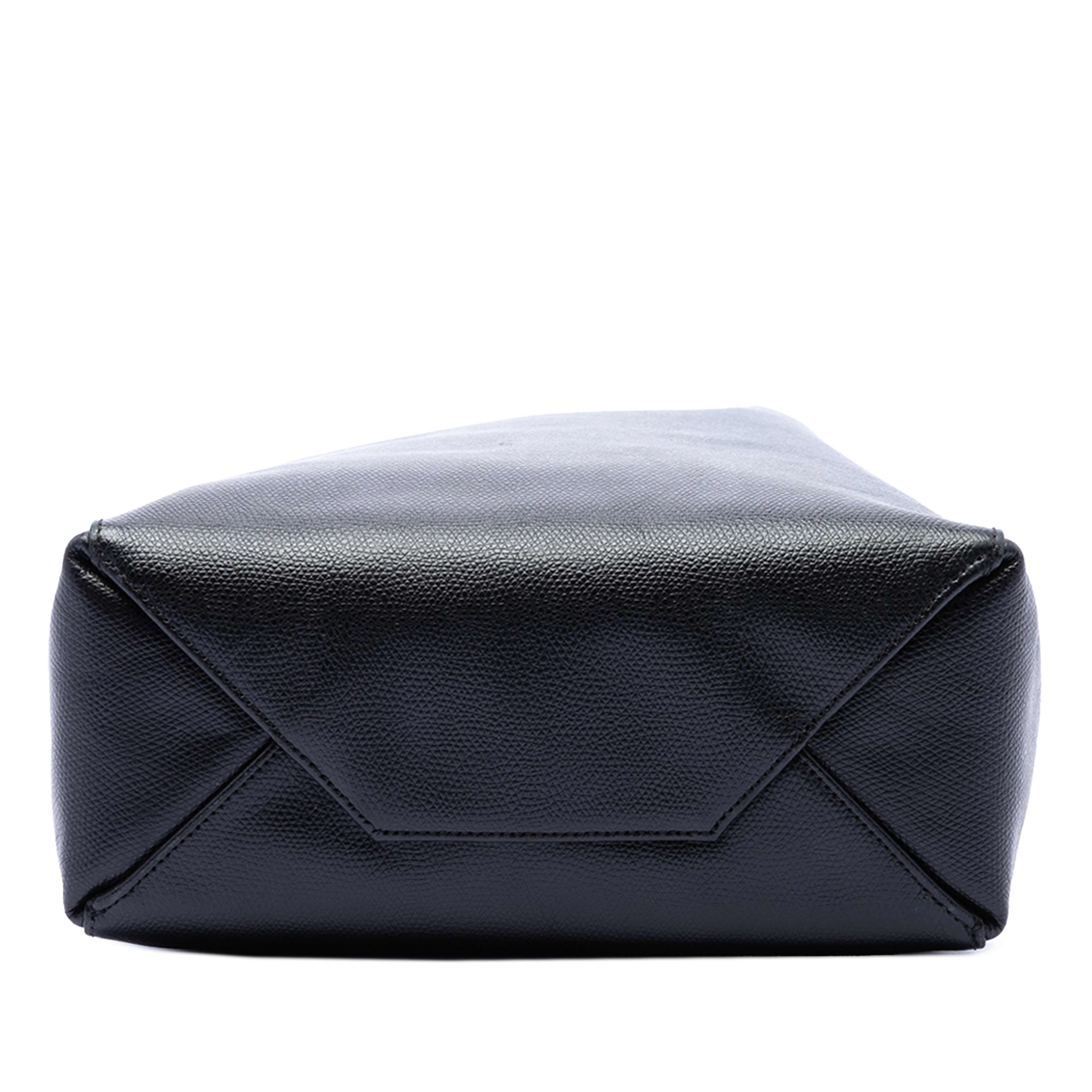 Celine Small Grained Calfskin Vertical Cabas Satchel, från Luxclusif, i färgen svart. Klicka för att öppna bilden i stort format