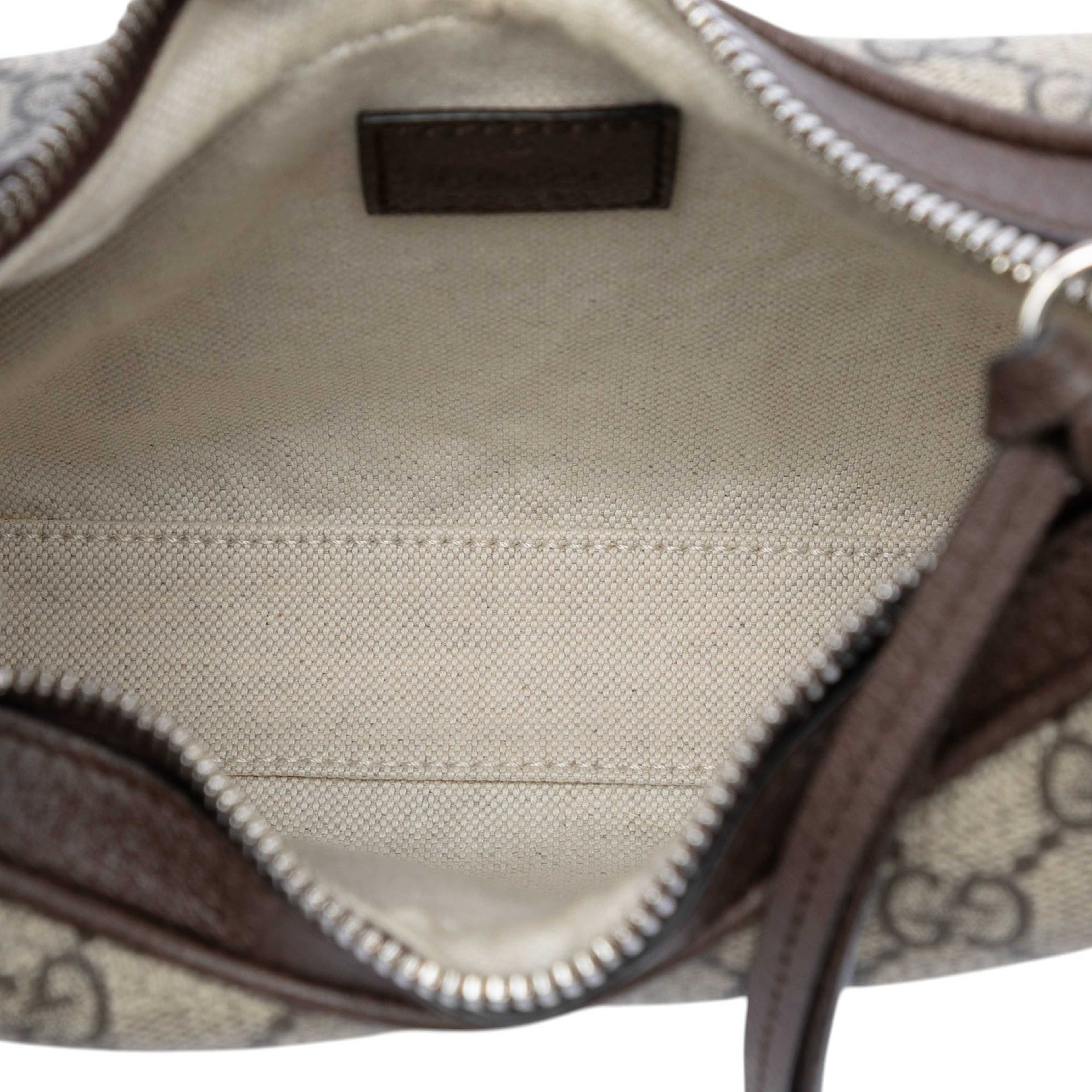 Gucci Small Gg Supreme Web Attache Crossbody, från Luxclusif, i färgen beige. Klicka för att öppna bilden i stort format