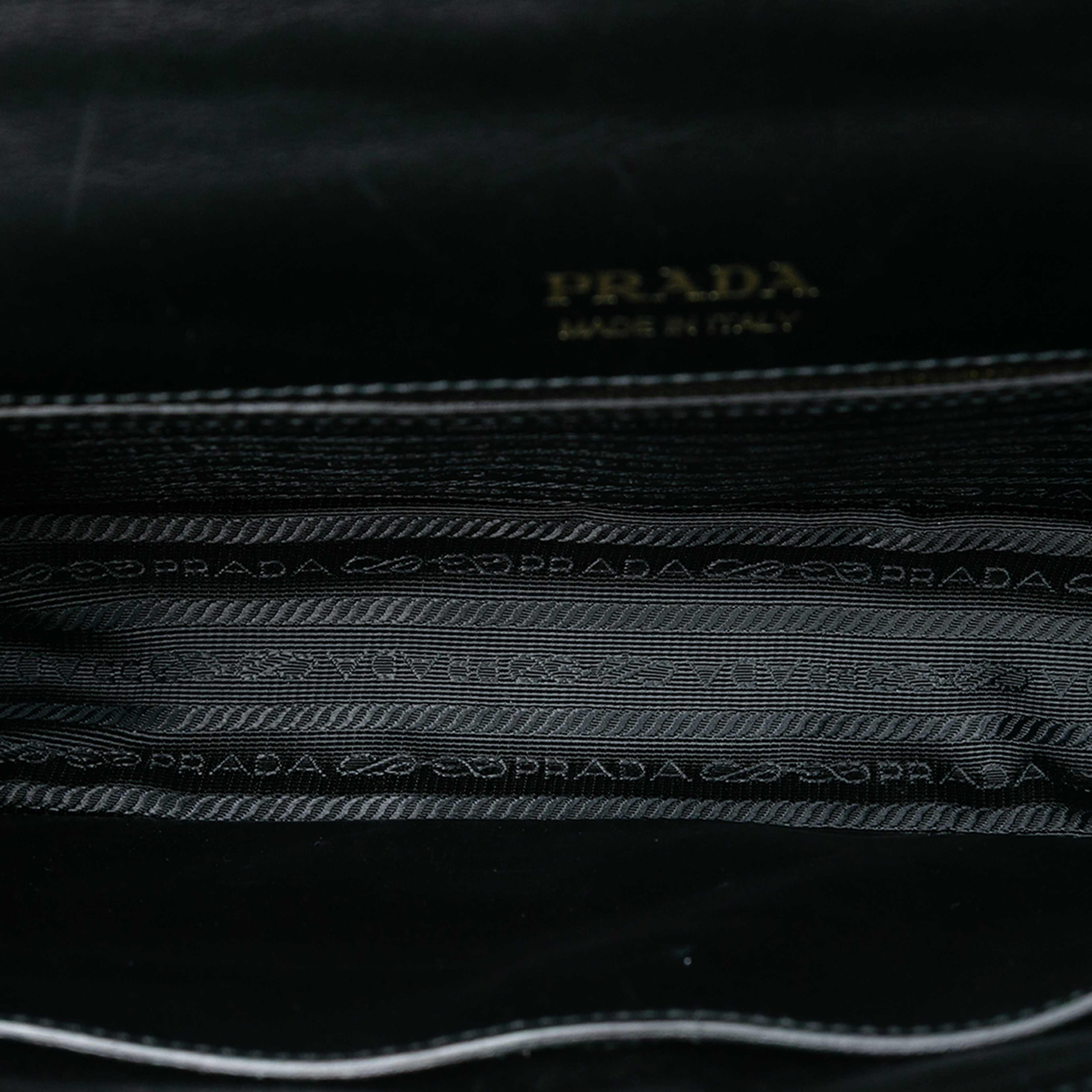 Prada Floral Printed Leather Plex Ribbon Crossbody, från Luxclusif, i färgen black. Klicka för att öppna bilden i stort format