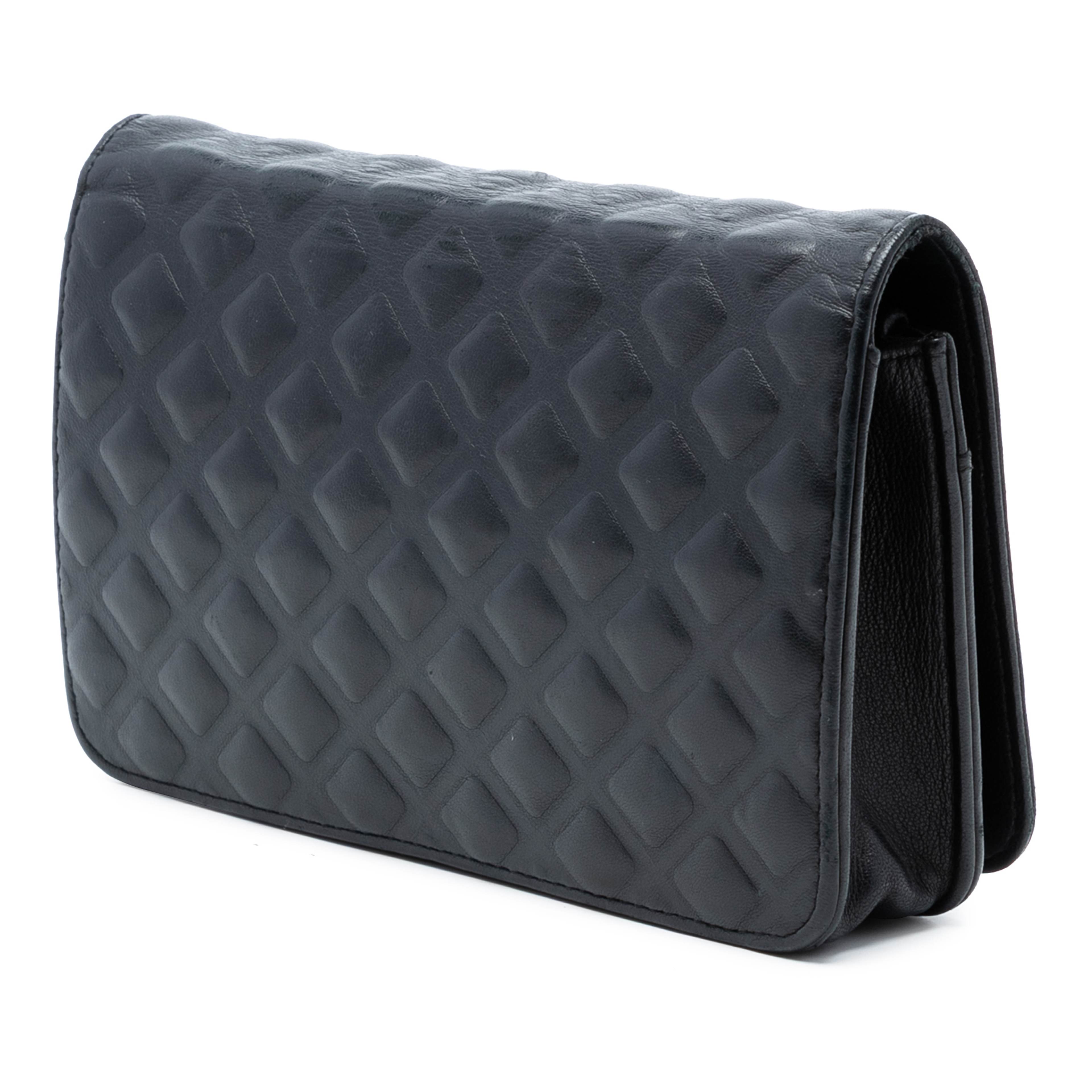 Chanel Cc Embossed Lambskin Diamond Wallet On Chain, från Luxclusif, i färgen svart. Klicka för att öppna bilden i stort format