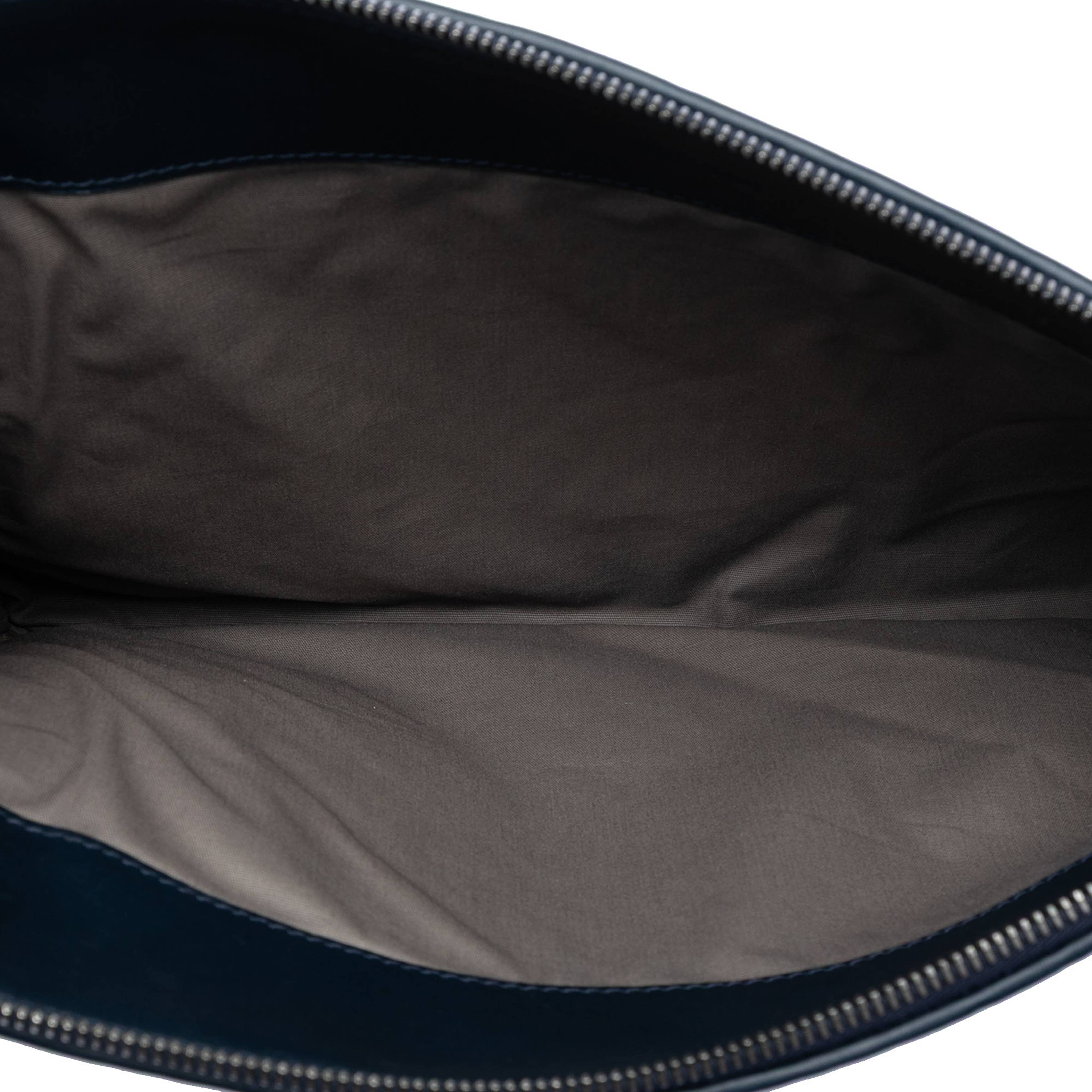 Bottega Veneta Nappa Intrecciato Clutch, från Luxclusif, i färgen navy. Klicka för att öppna bilden i stort format