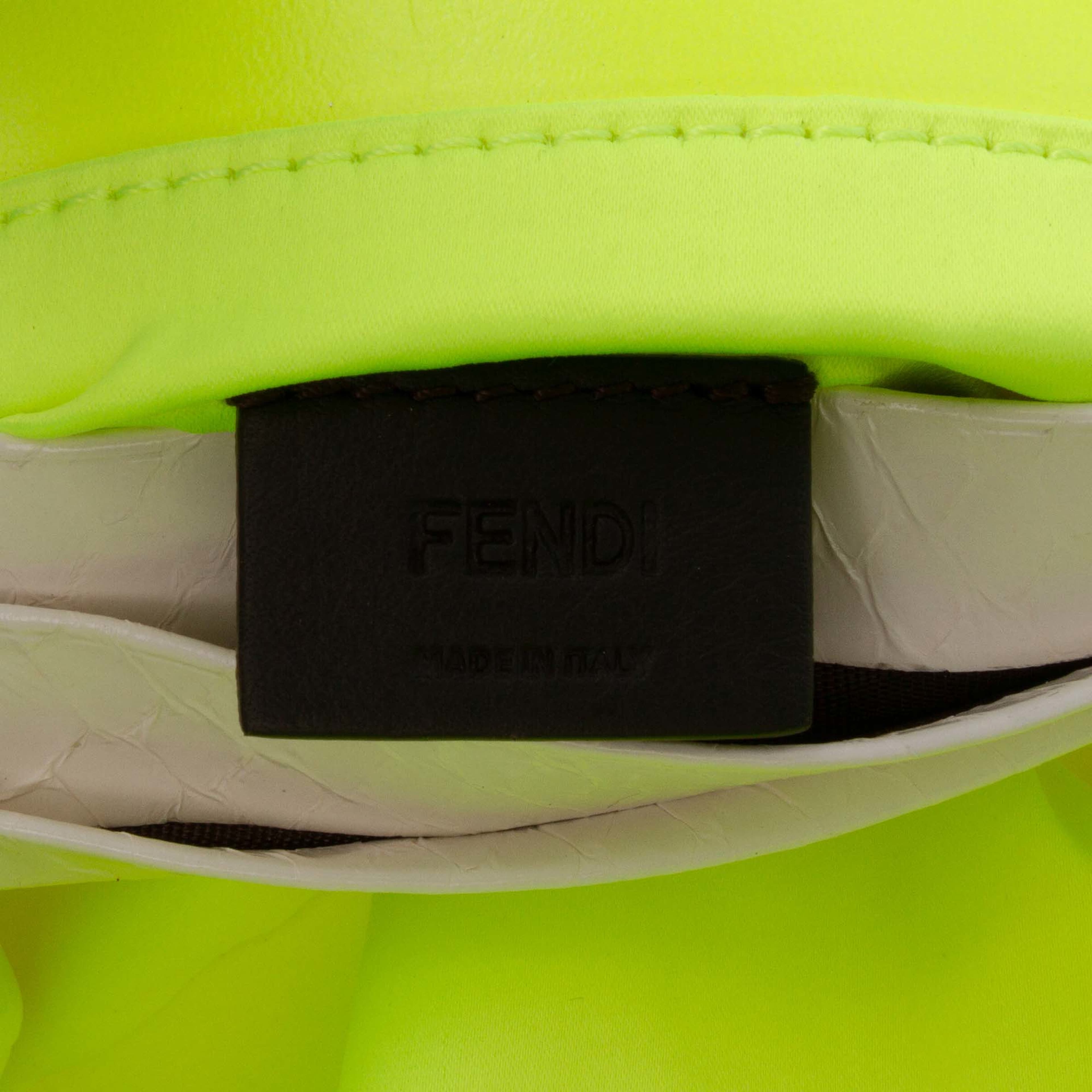 Fendi Mini Transparent Paillettes Elaphe Baguette Satchel, från Luxclusif, i färgen neon yellow. Klicka för att öppna bilden i stort format