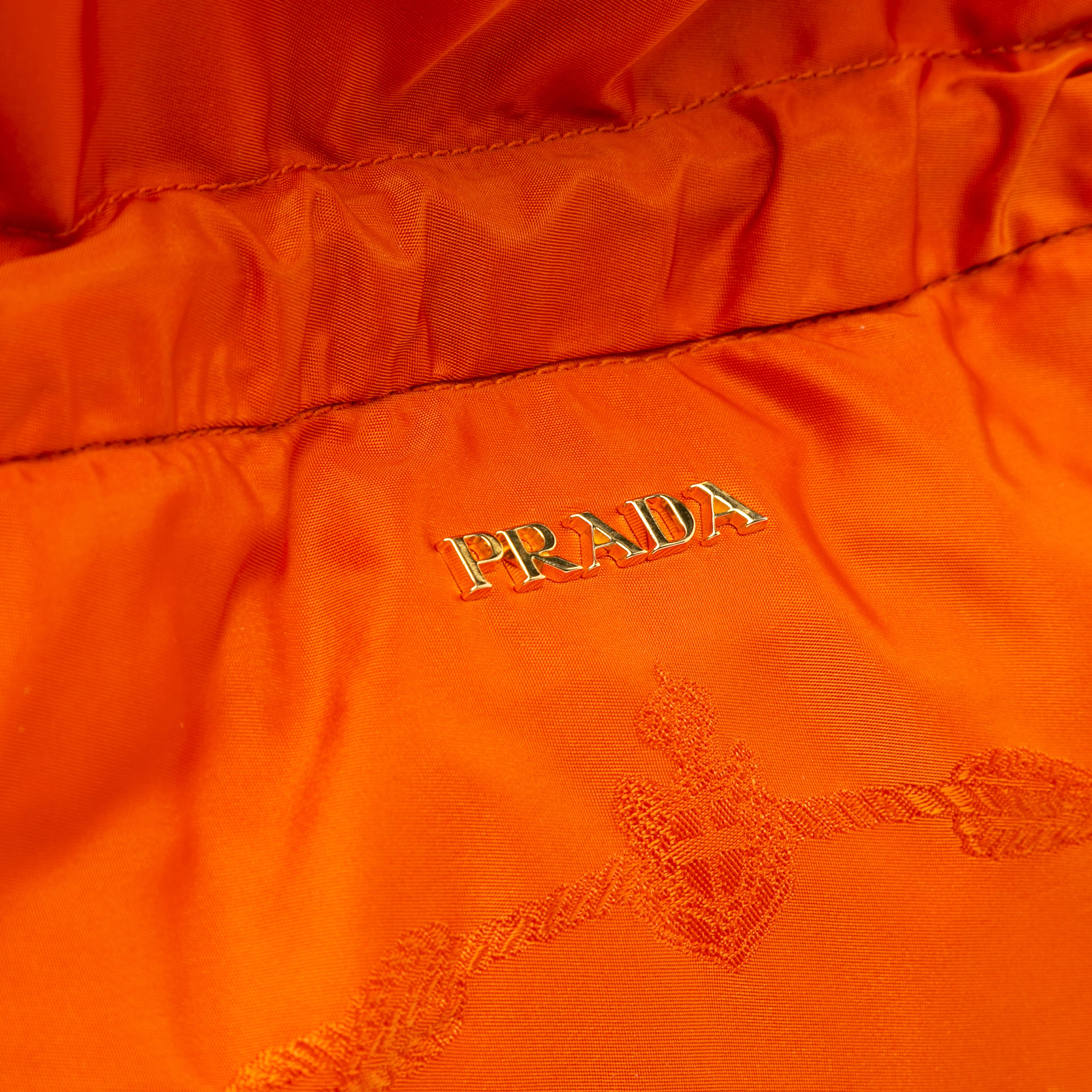 Prada Tessuto Logo Drawstring Tote, från Luxclusif, i färgen orange. Klicka för att öppna bilden i stort format