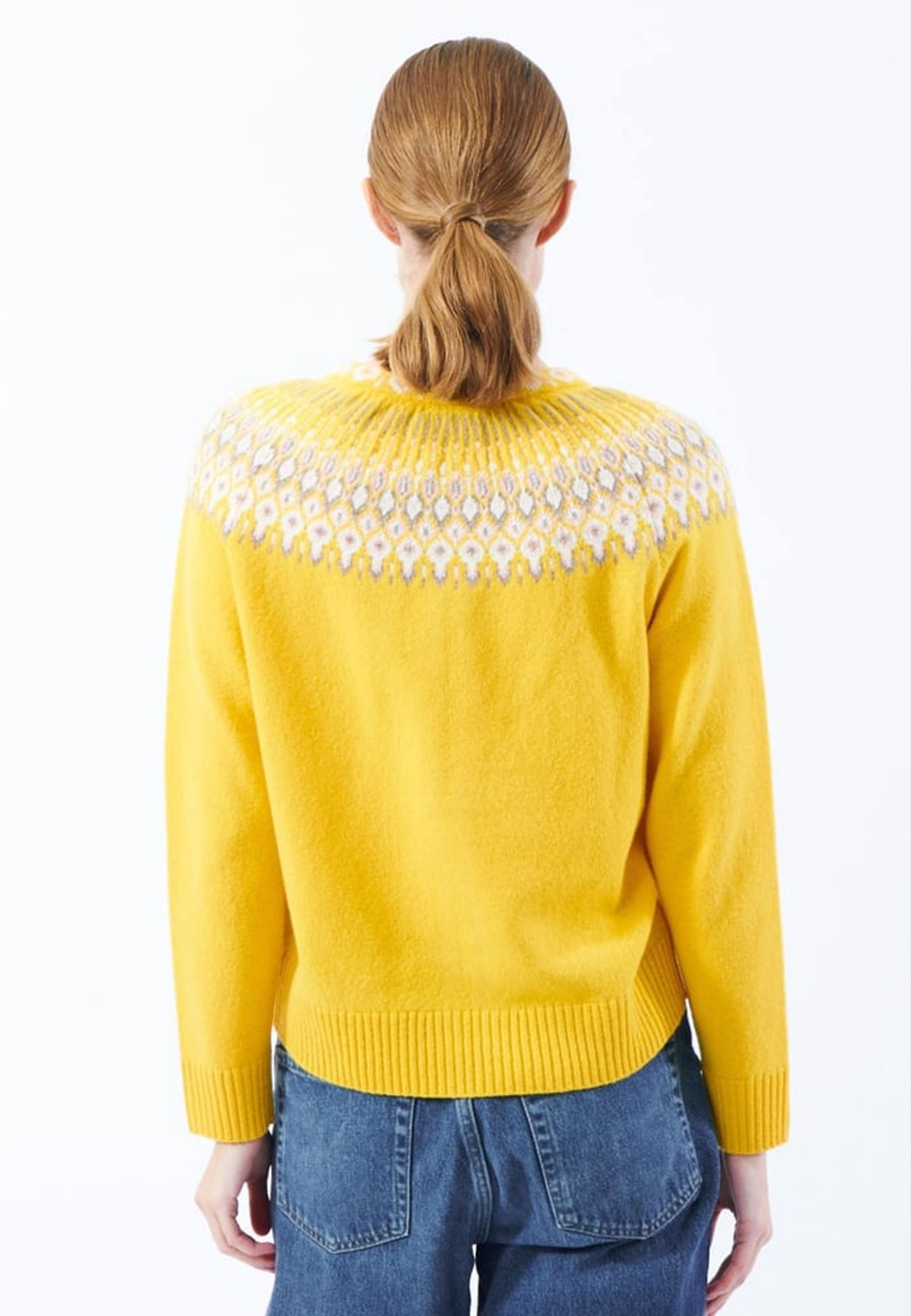 Audrey Cardigan, från Jumperfabriken, i färgen yellow. Klicka för att öppna bilden i stort format