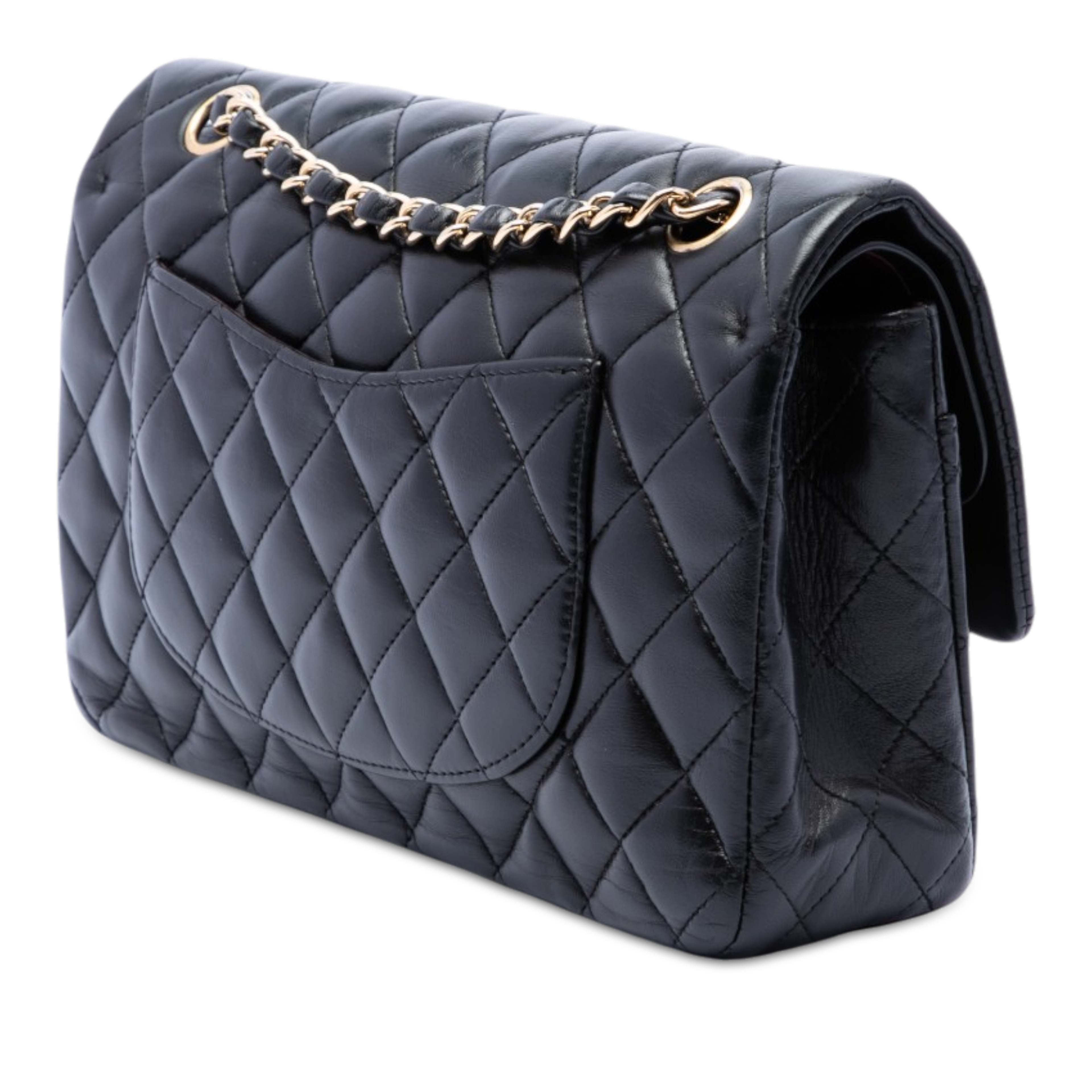 Chanel Medium Classic Lambskin Double Flap, från Luxclusif, i färgen svart. Klicka för att öppna bilden i stort format