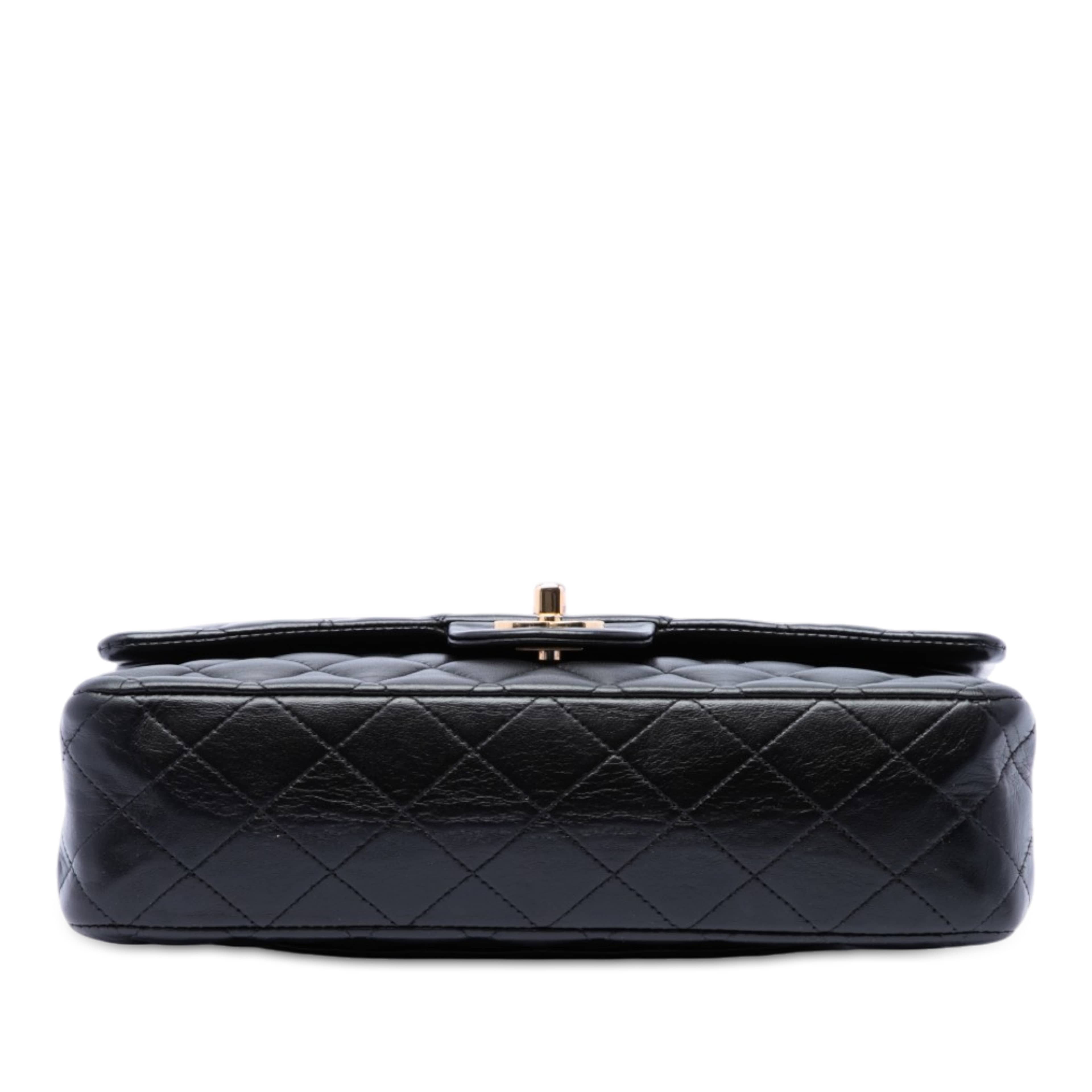 Chanel Medium Classic Lambskin Double Flap, från Luxclusif, i färgen svart. Klicka för att öppna bilden i stort format