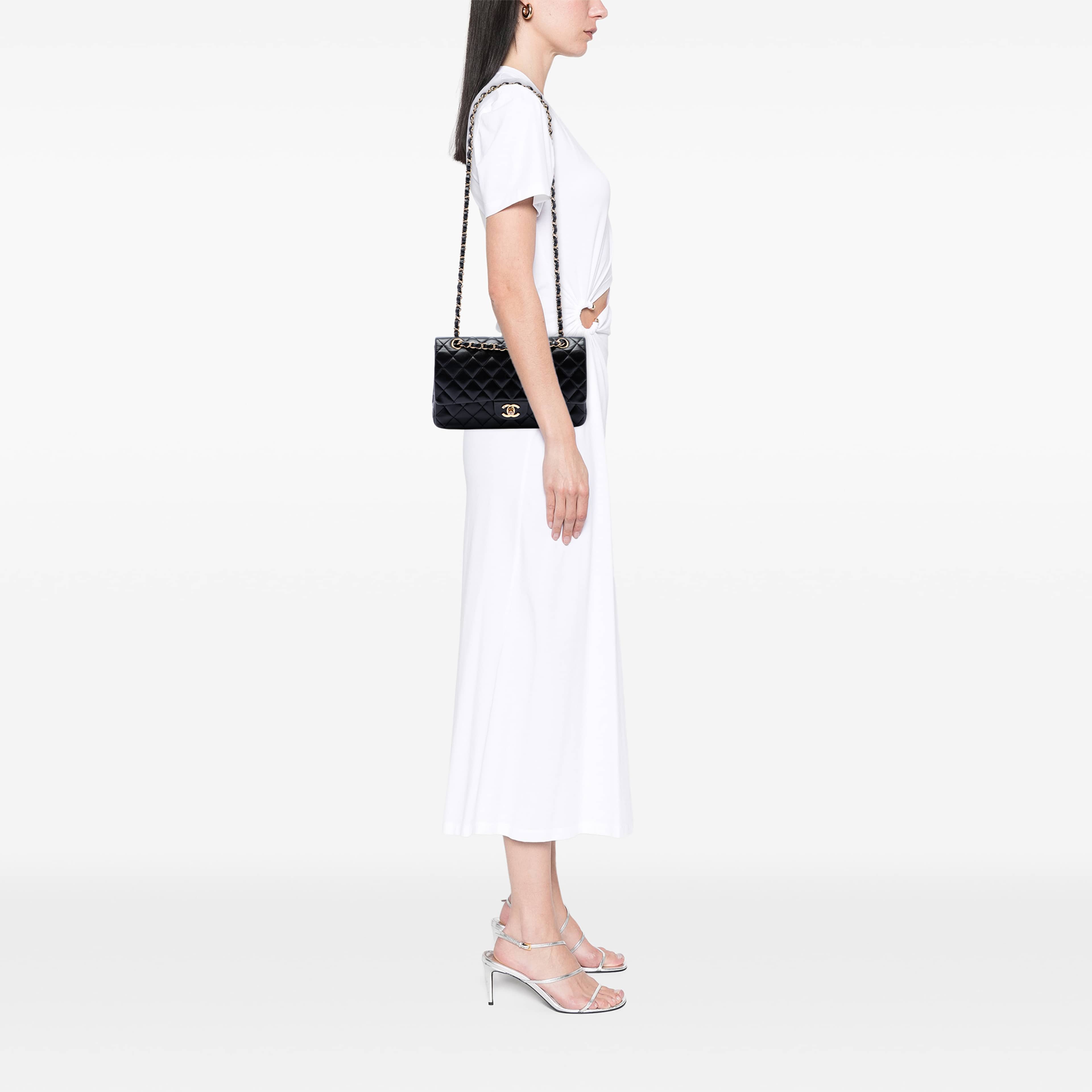 Chanel Medium Classic Lambskin Double Flap, från Luxclusif, i färgen svart. Klicka för att öppna bilden i stort format