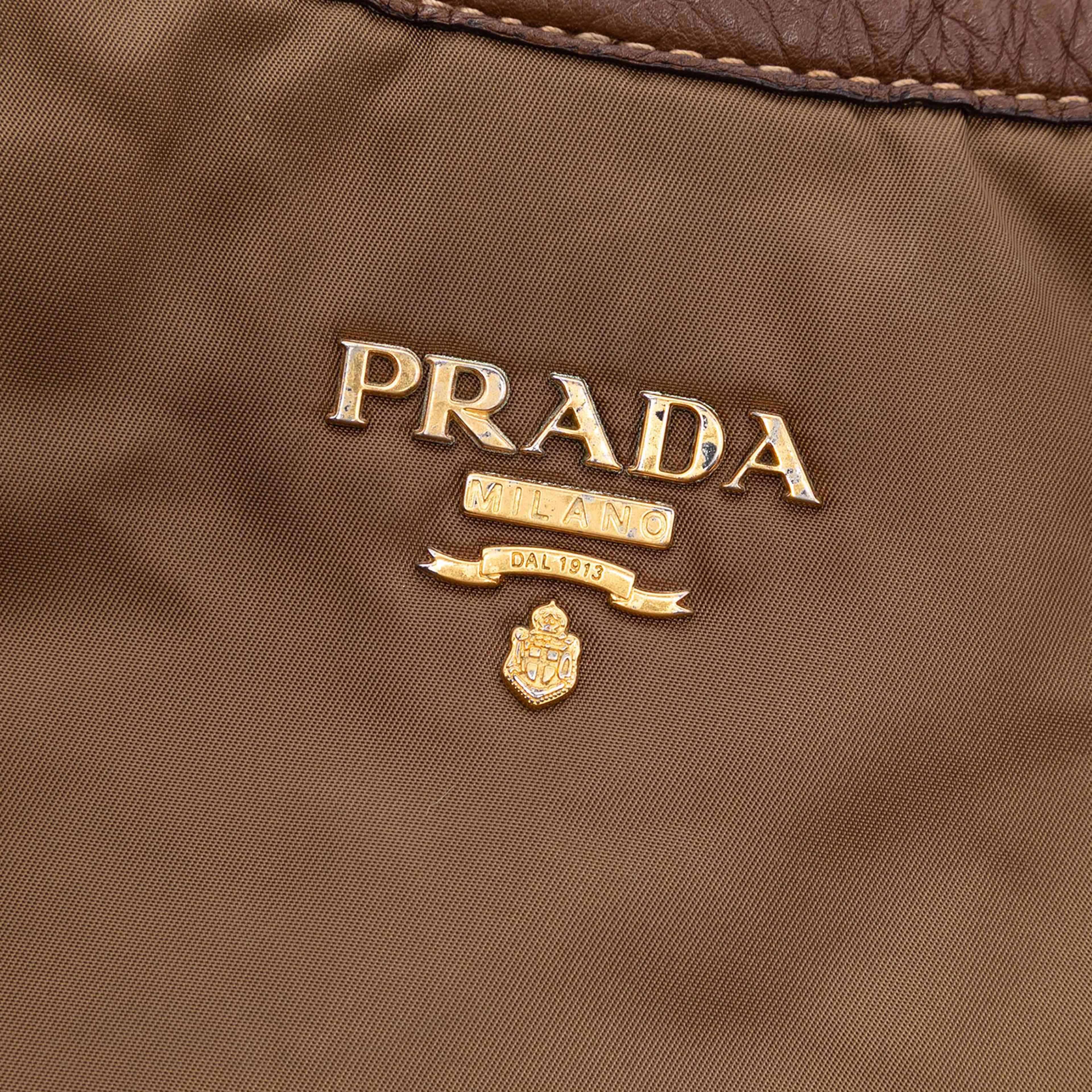 Prada Vitello Daino Trimmed Tessuto Satchel, från Luxclusif, i färgen brown. Klicka för att öppna bilden i stort format