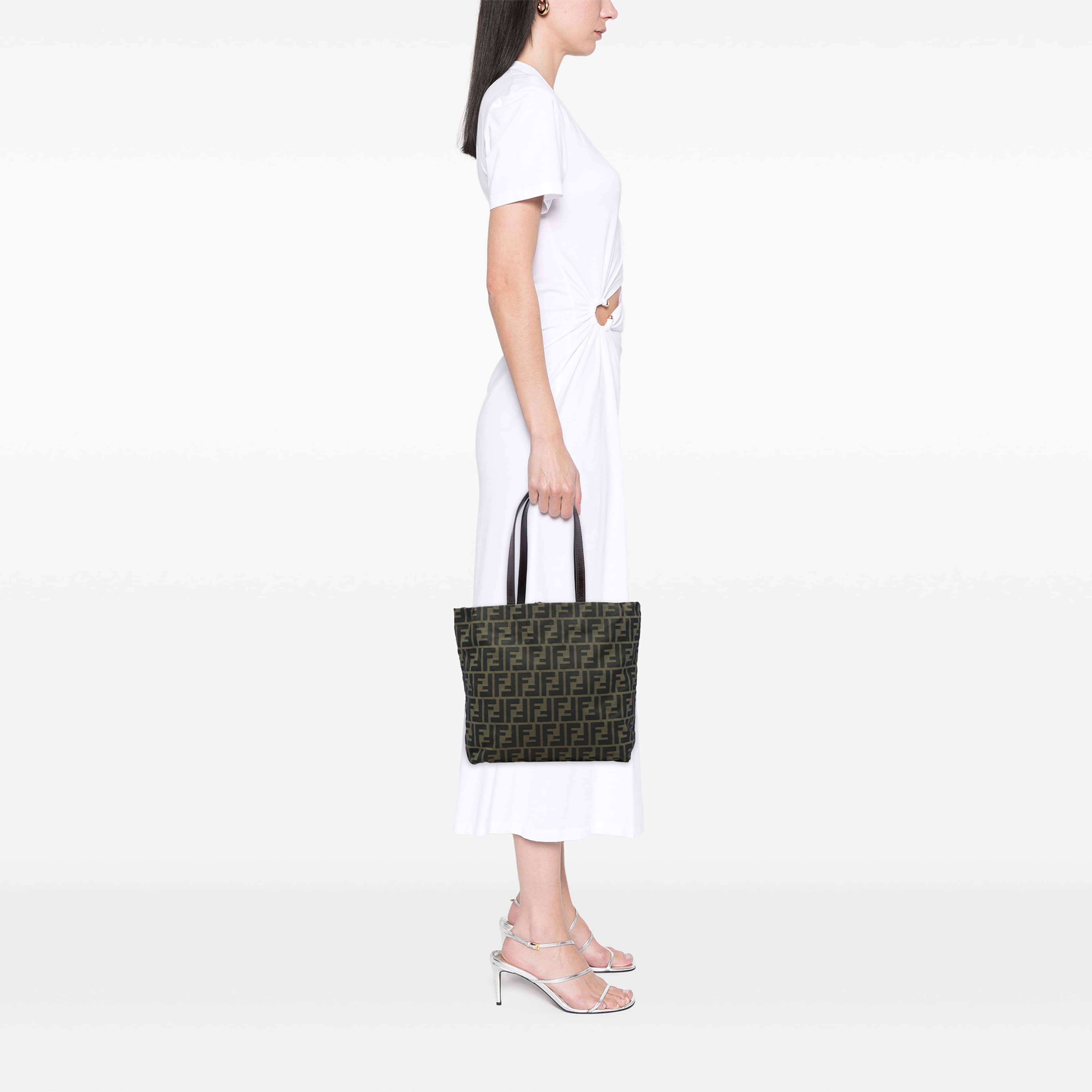 Fendi Zucca Canvas Tote, från Luxclusif, i färgen brun. Klicka för att öppna bilden i stort format