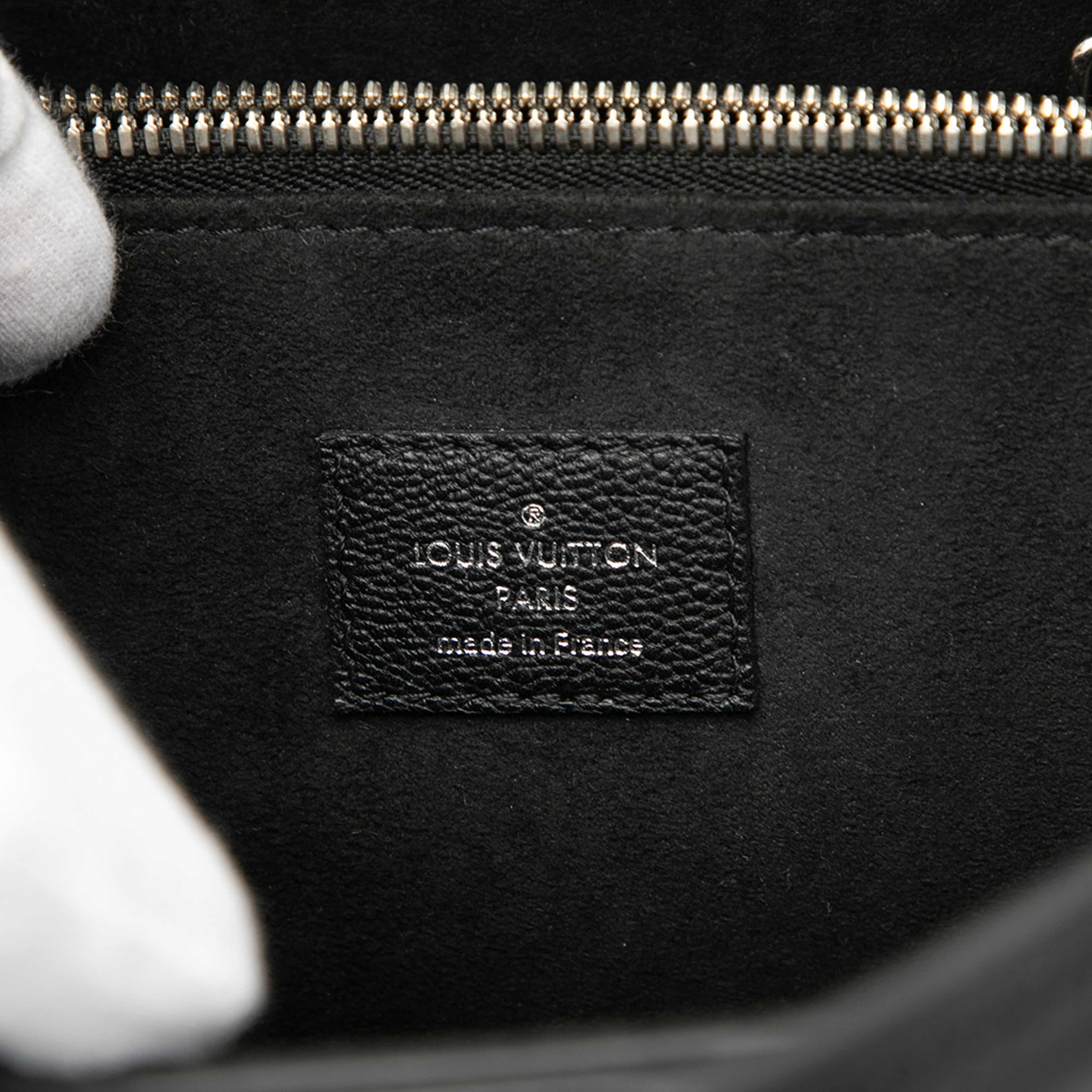 Louis Vuitton Epi Twist Satchel, från Luxclusif, i färgen black. Klicka för att öppna bilden i stort format