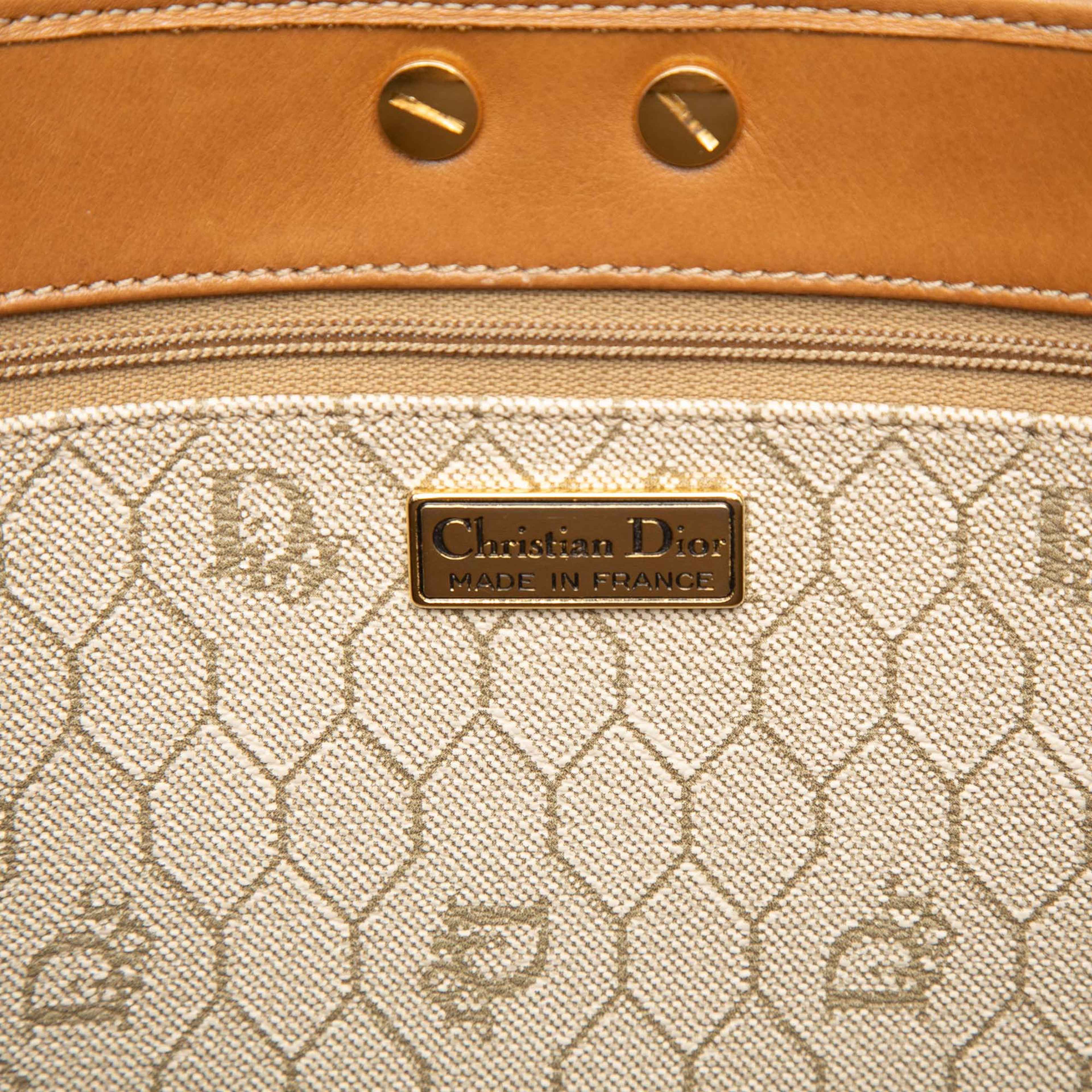 Dior Honeycomb Coated Canvas Shoulder Bag, från Luxclusif, i färgen beige. Klicka för att öppna bilden i stort format