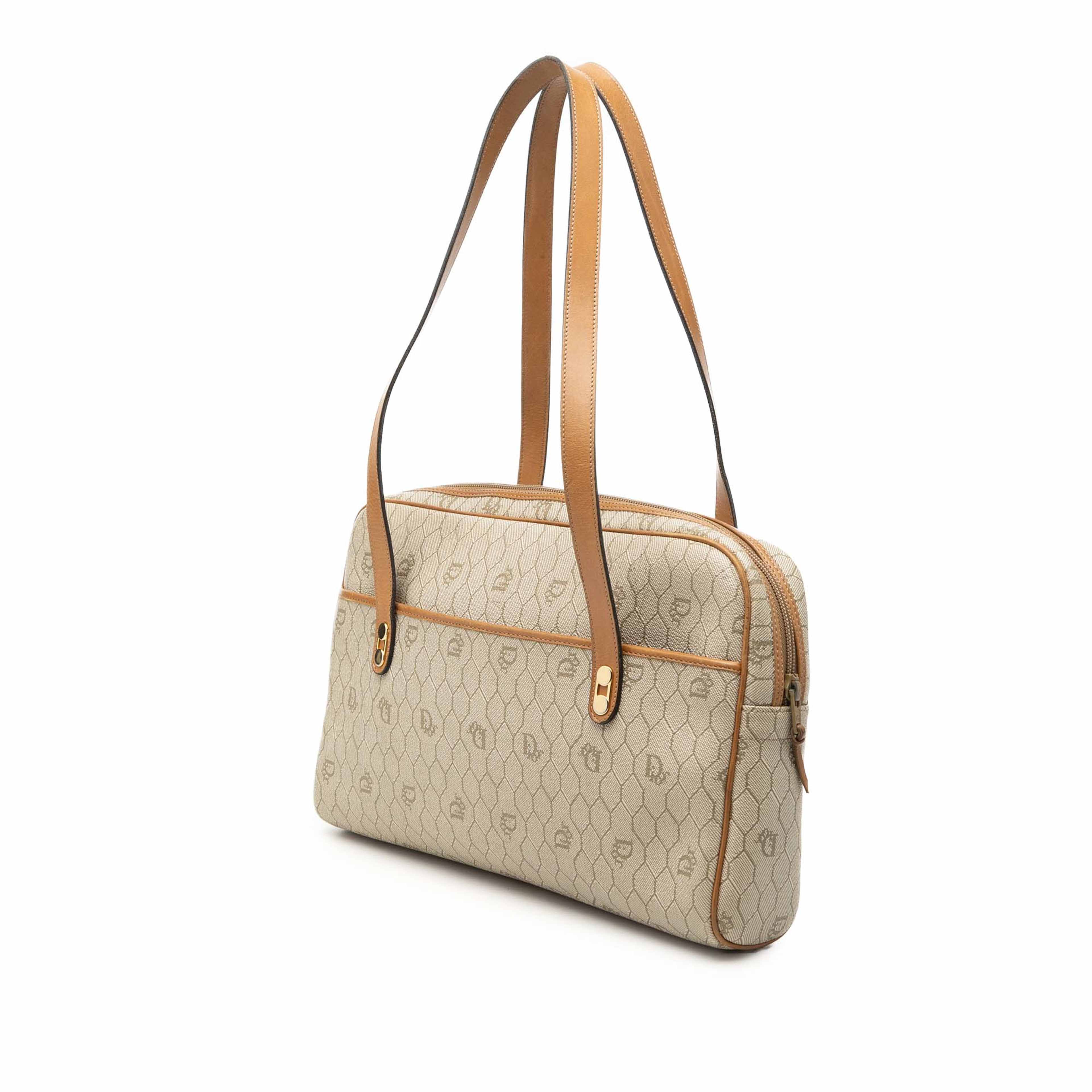 Dior Honeycomb Coated Canvas Shoulder Bag, från Luxclusif, i färgen beige. Klicka för att öppna bilden i stort format
