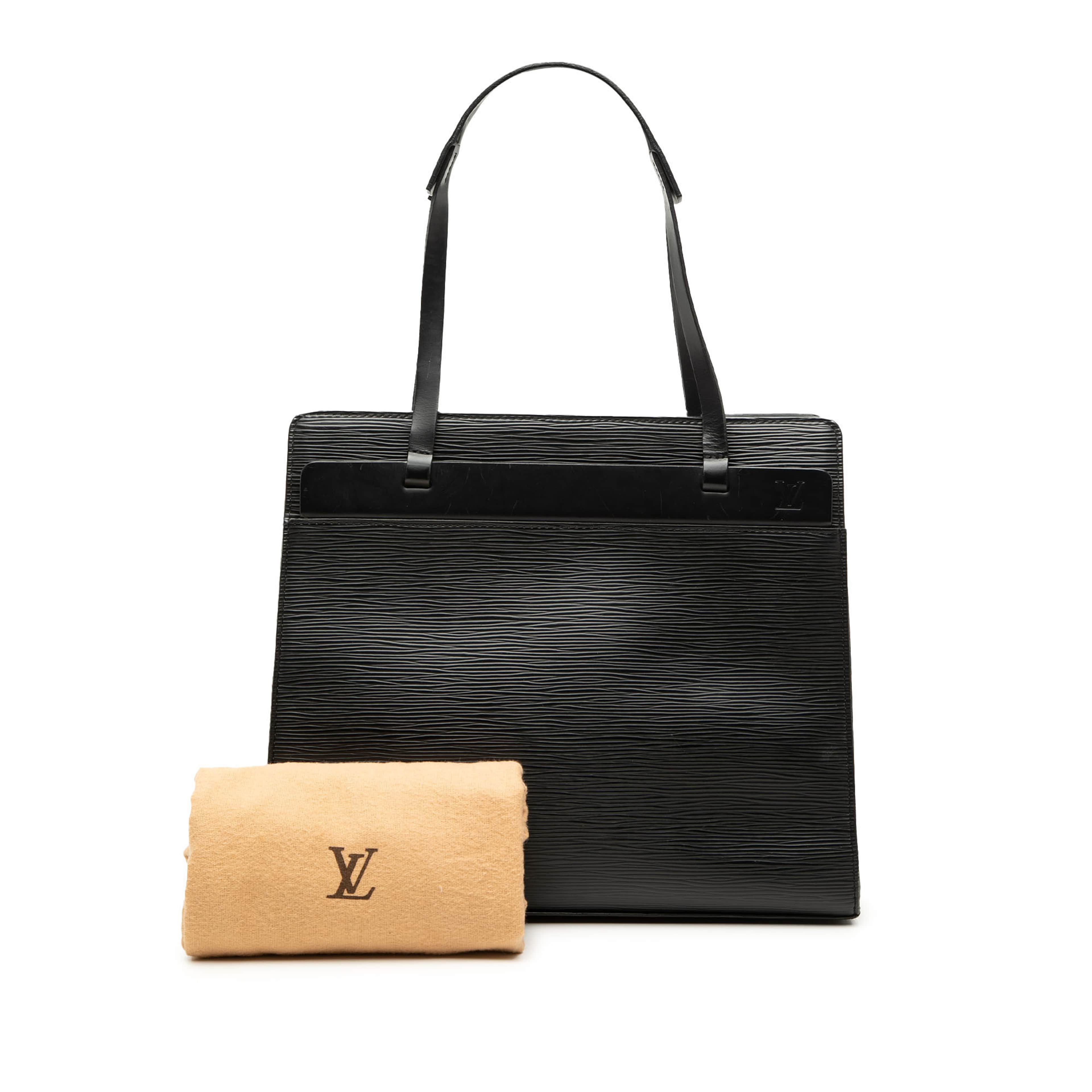 Louis Vuitton Epi Croisette Pm, från Luxclusif, i färgen svart. Klicka för att öppna bilden i stort format