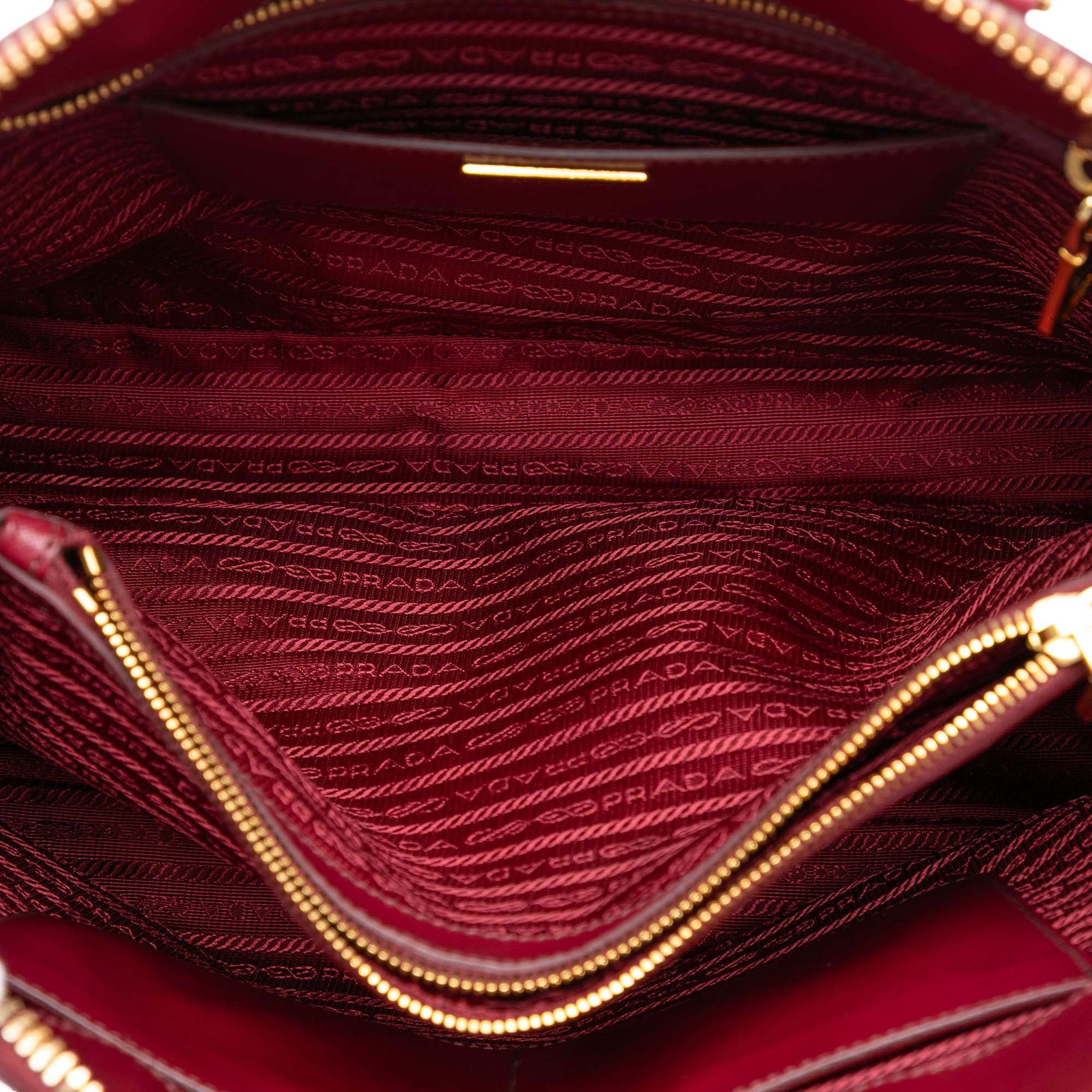 Prada Extra Large Saffiano Lux Promenade Satchel, från Luxclusif, i färgen dark red. Klicka för att öppna bilden i stort format
