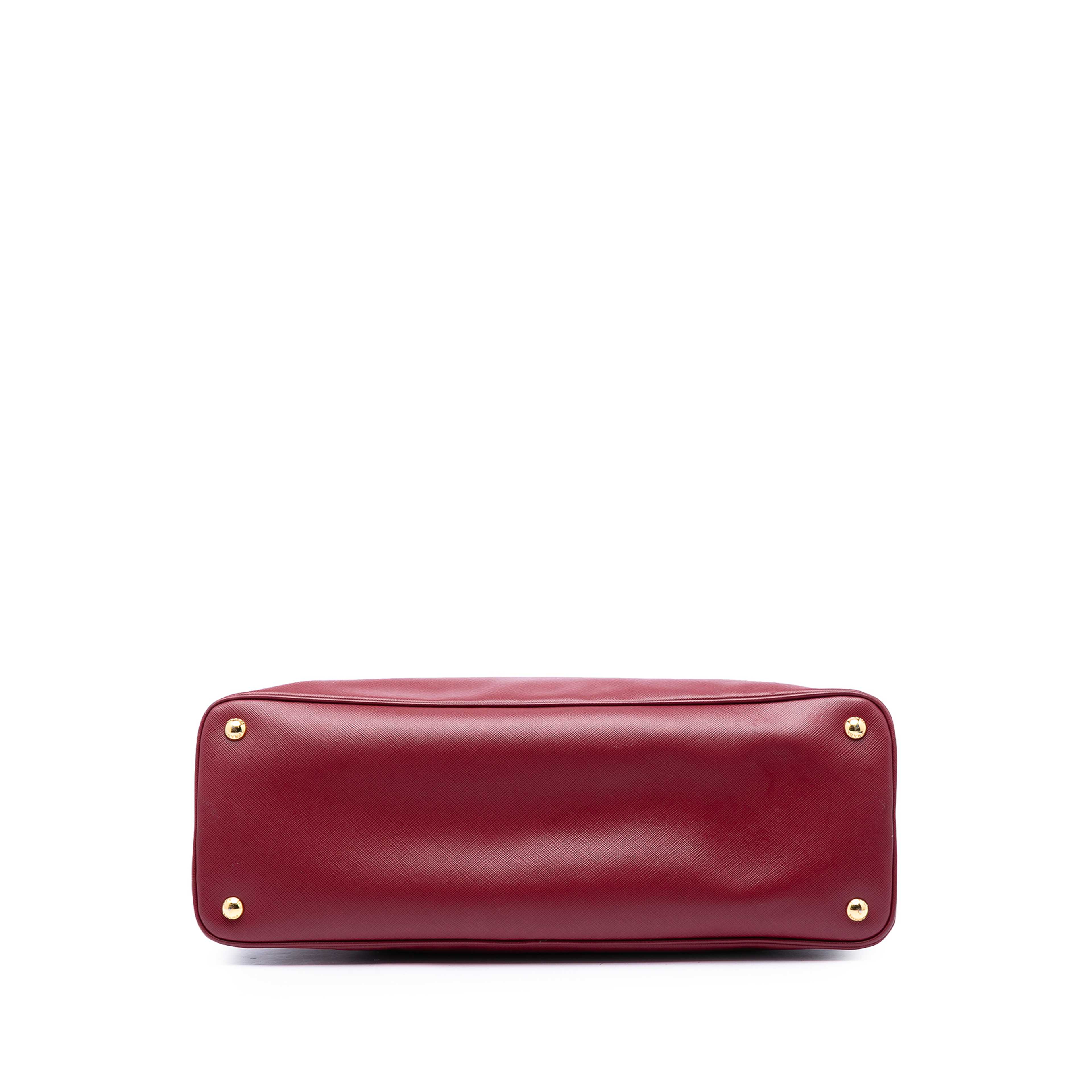 Prada Extra Large Saffiano Lux Promenade Satchel, från Luxclusif, i färgen röd. Klicka för att öppna bilden i stort format
