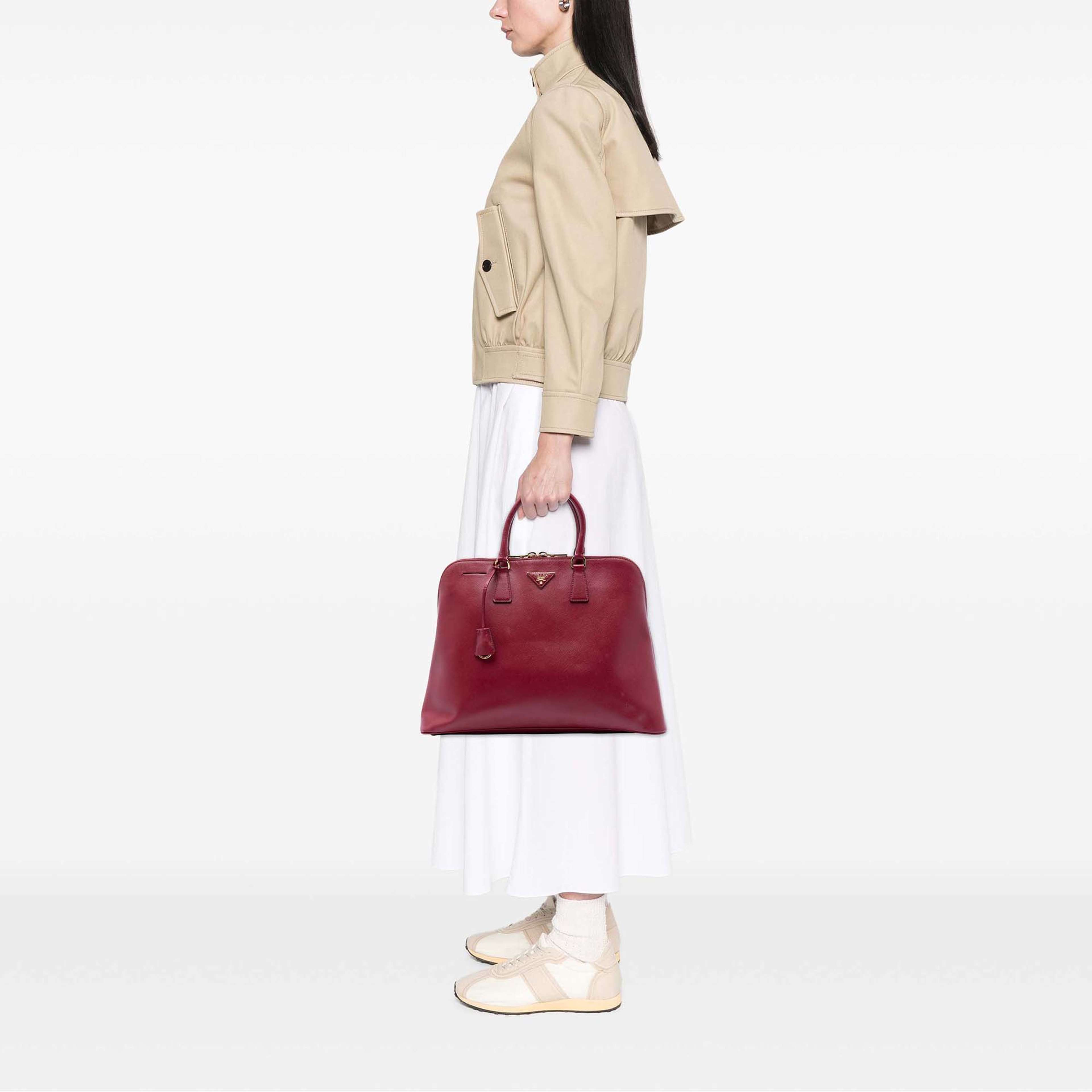 Prada Extra Large Saffiano Lux Promenade Satchel, från Luxclusif, i färgen röd. Klicka för att öppna bilden i stort format