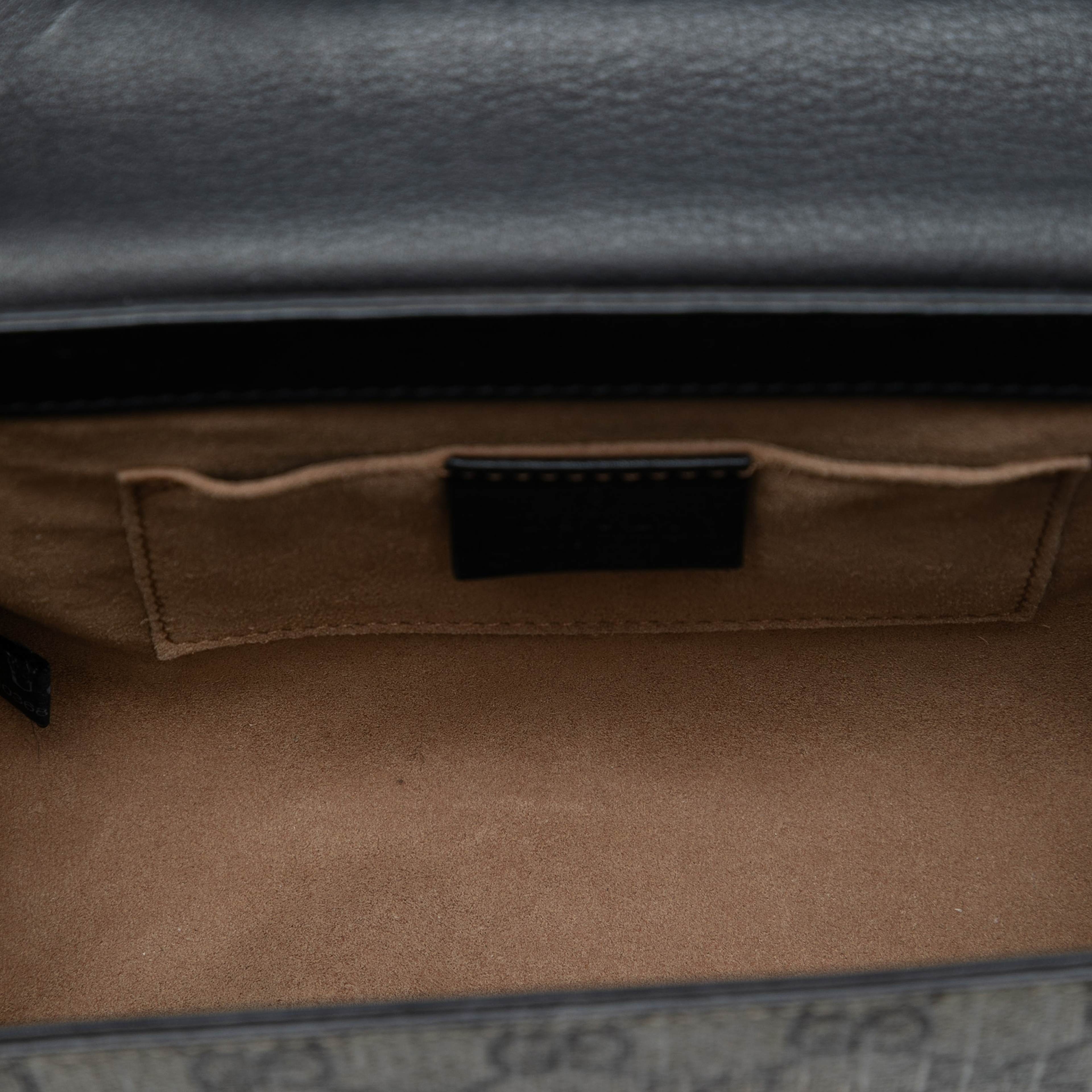 Gucci Small Gg Supreme Padlock Crossbody, från Luxclusif, i färgen beige. Klicka för att öppna bilden i stort format