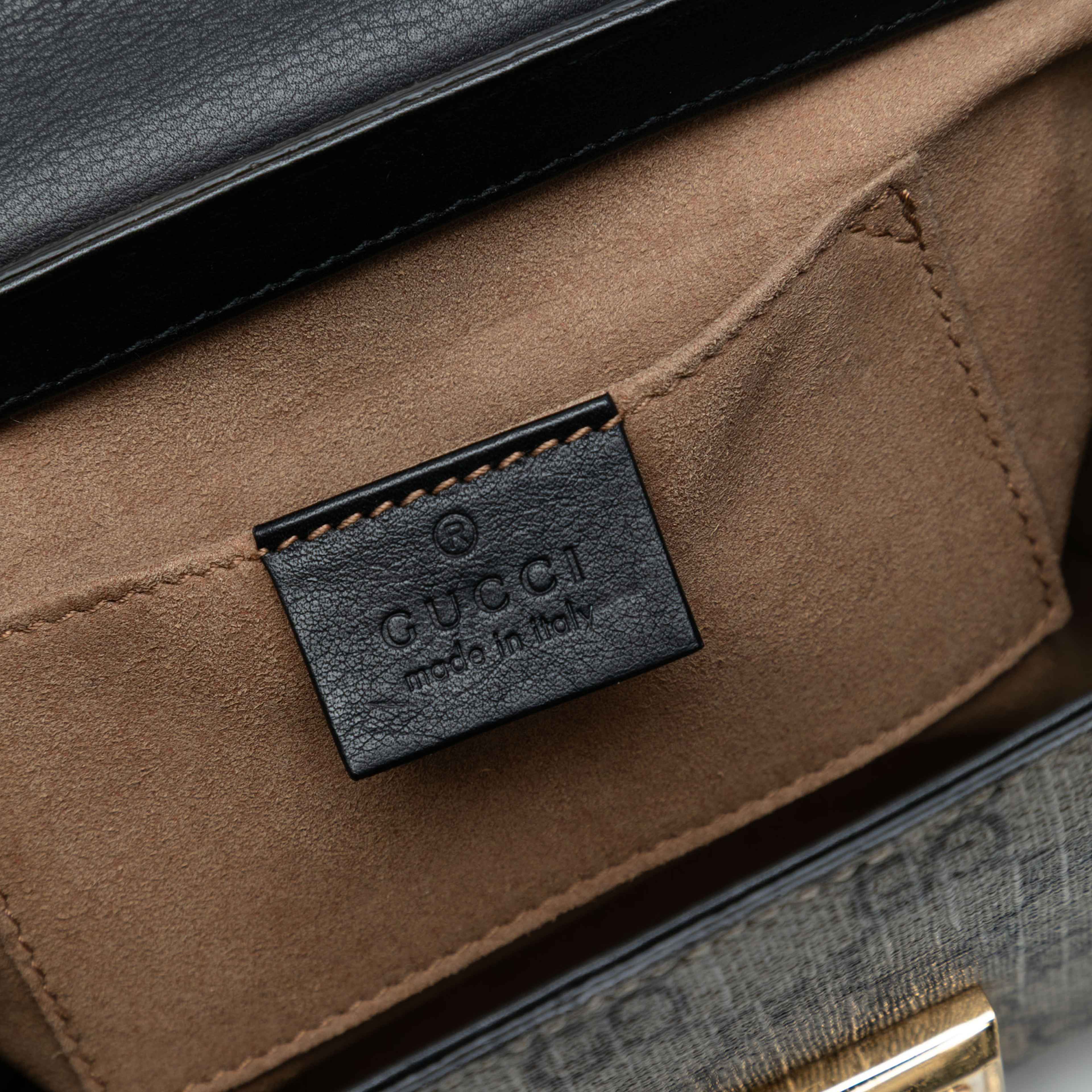 Gucci Small Gg Supreme Padlock Crossbody, från Luxclusif, i färgen beige. Klicka för att öppna bilden i stort format