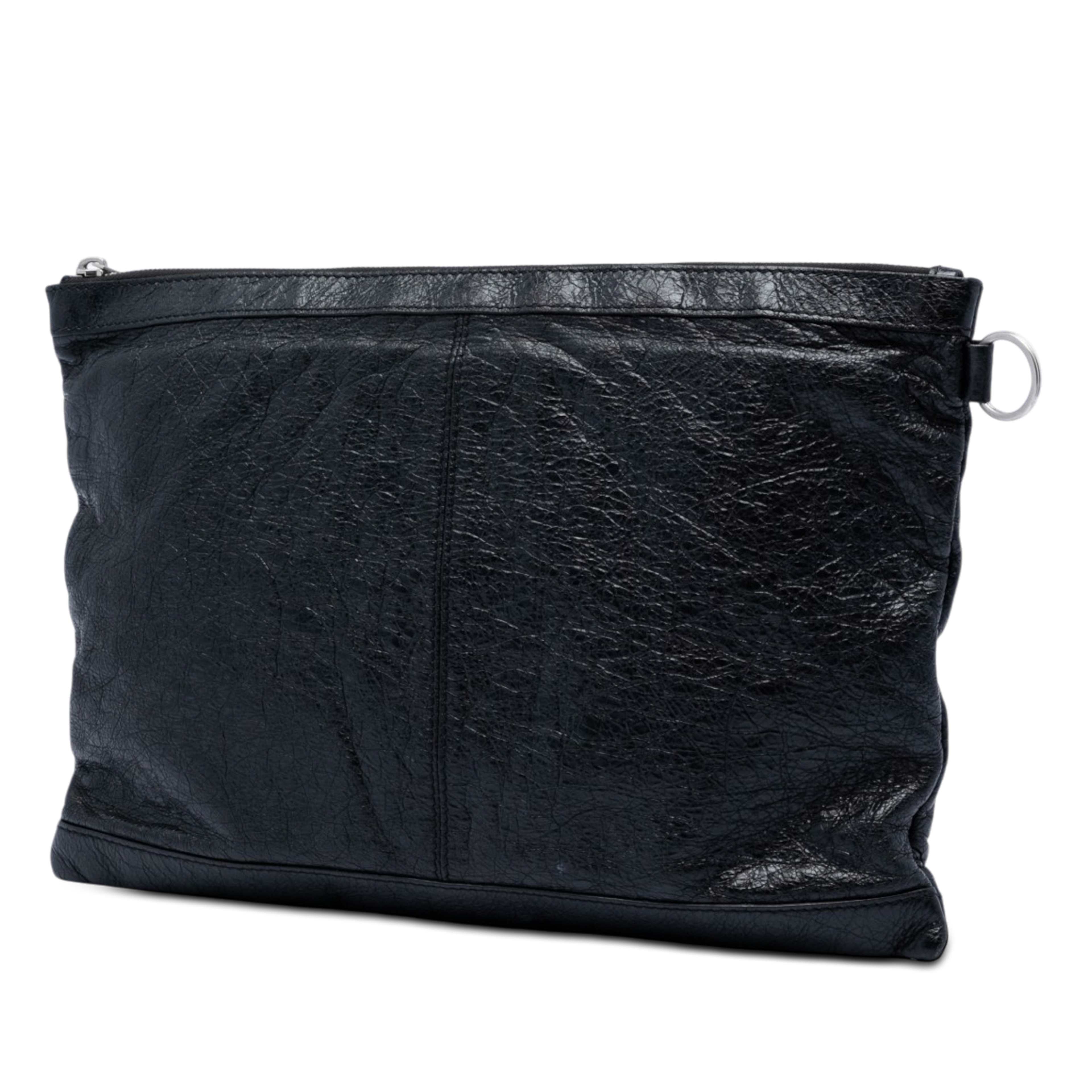Balenciaga Lambskin Motocross Classic Clip L Clutch, från Luxclusif, i färgen svart. Klicka för att öppna bilden i stort format