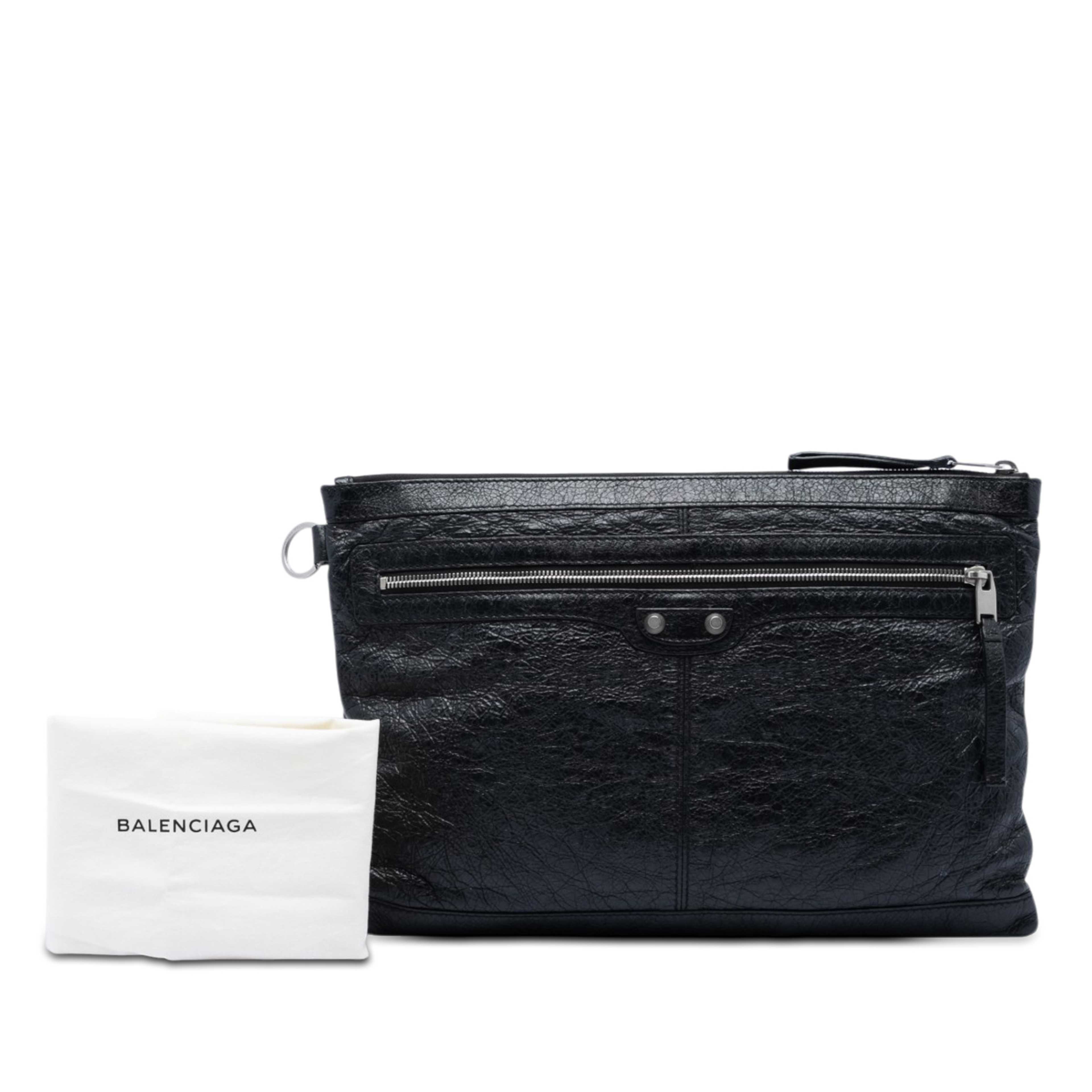 Balenciaga Lambskin Motocross Classic Clip L Clutch, från Luxclusif, i färgen svart. Klicka för att öppna bilden i stort format