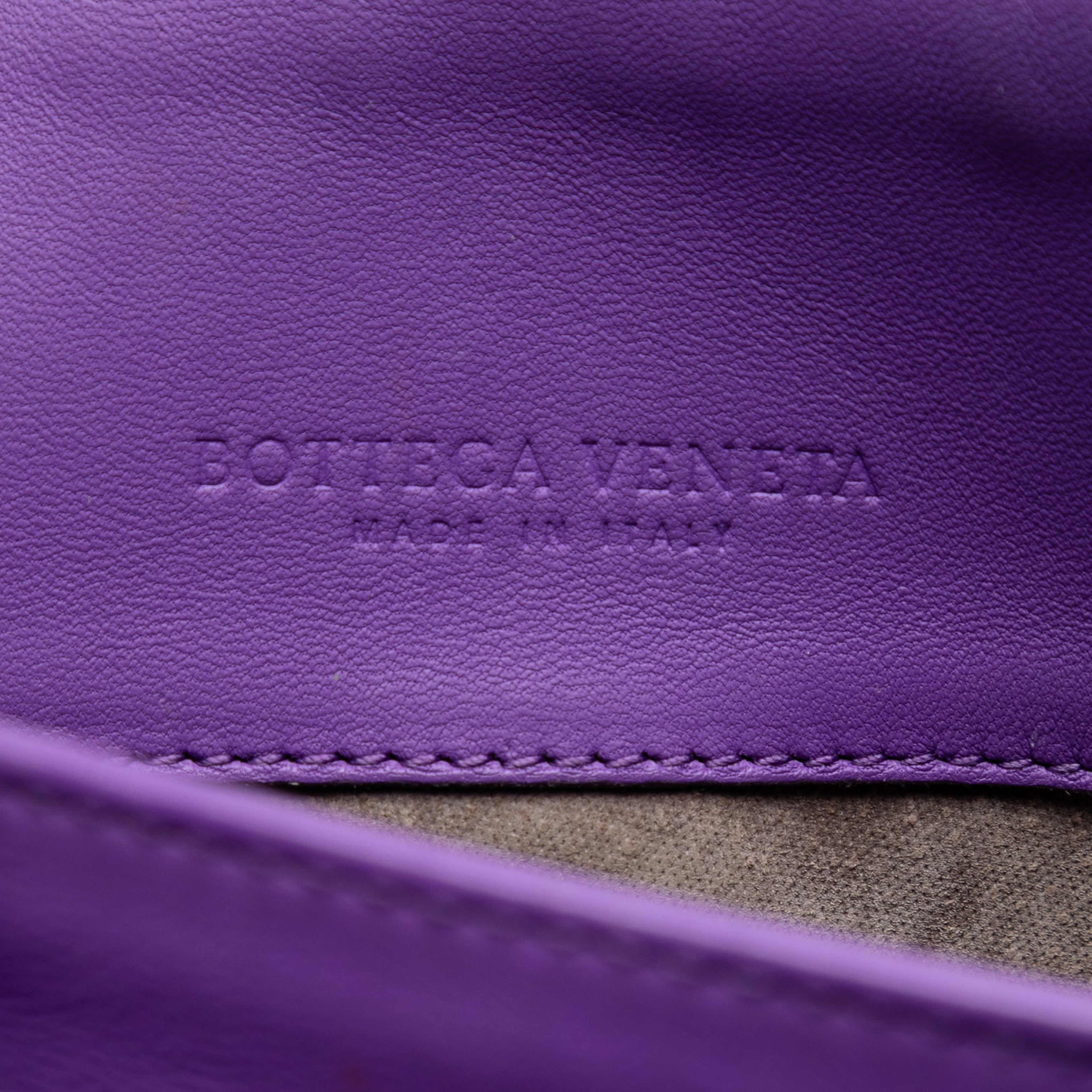 Bottega Veneta Medium Nappa Intrecciato Olimpia Shoulder Bag, från Luxclusif, i färgen purple. Klicka för att öppna bilden i stort format