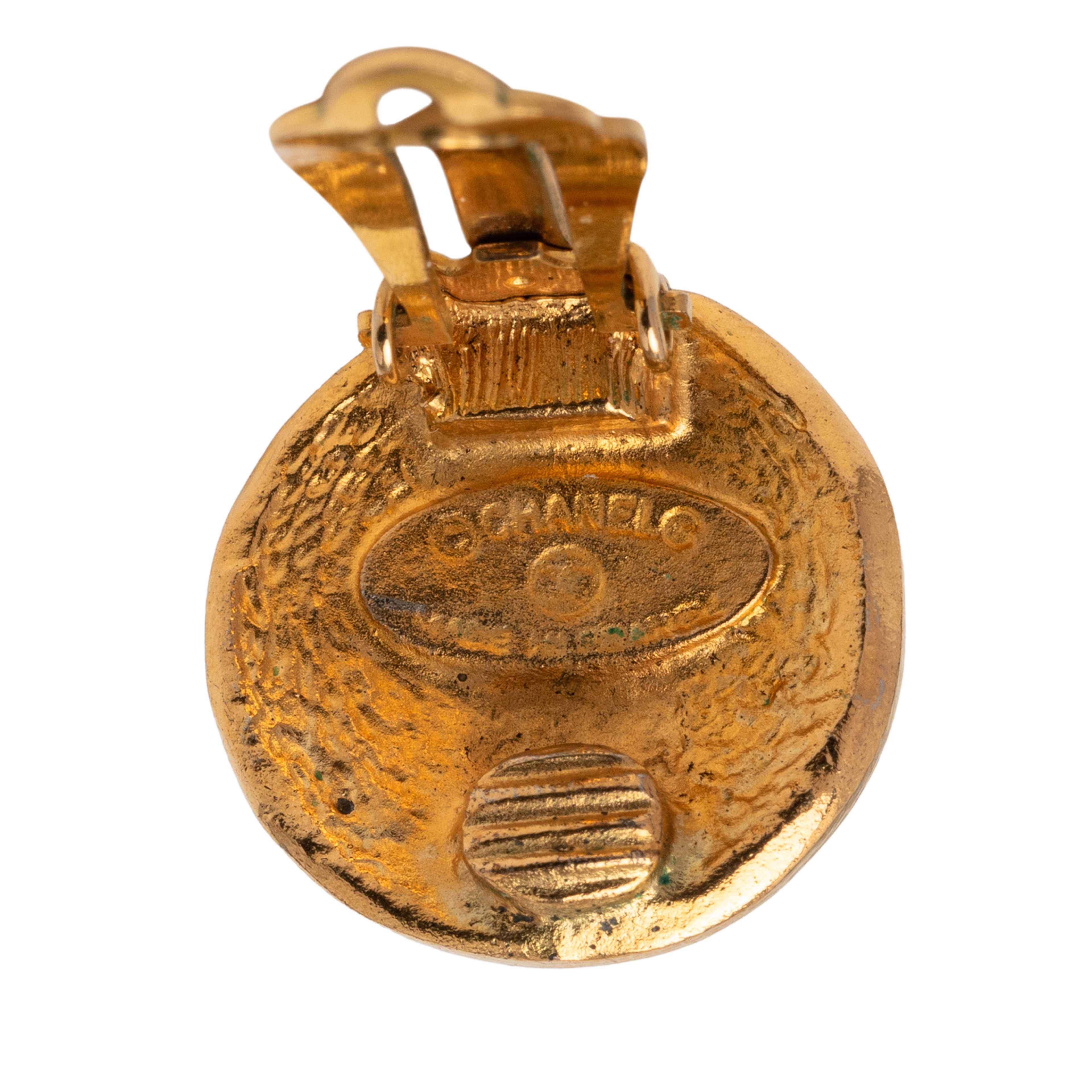 Chanel Gold Plated 31 Rue Cambon Round Clip On Earrings, från Luxclusif, i färgen gold. Klicka för att öppna bilden i stort format