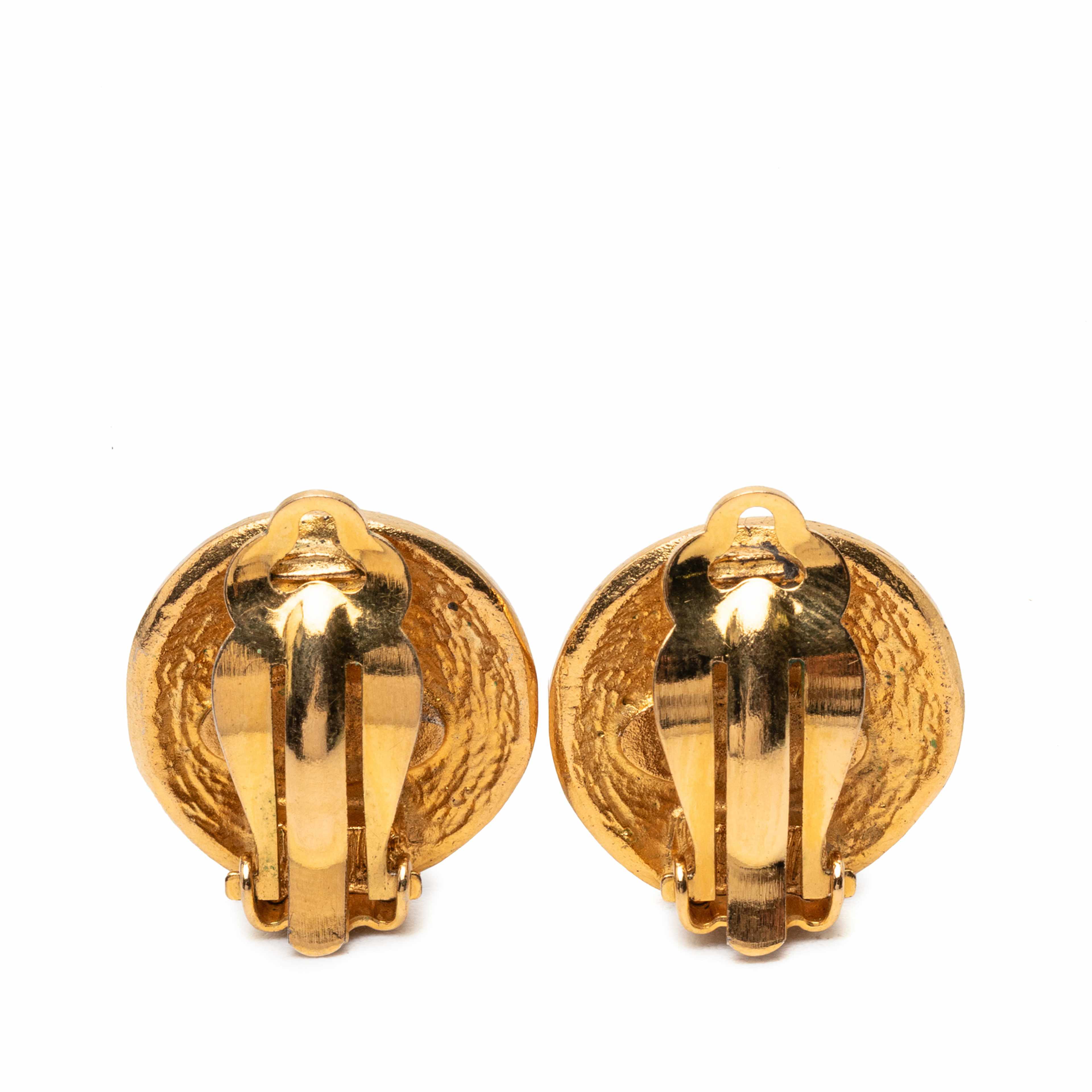 Chanel Gold Plated 31 Rue Cambon Round Clip On Earrings, från Luxclusif, i färgen gold. Klicka för att öppna bilden i stort format