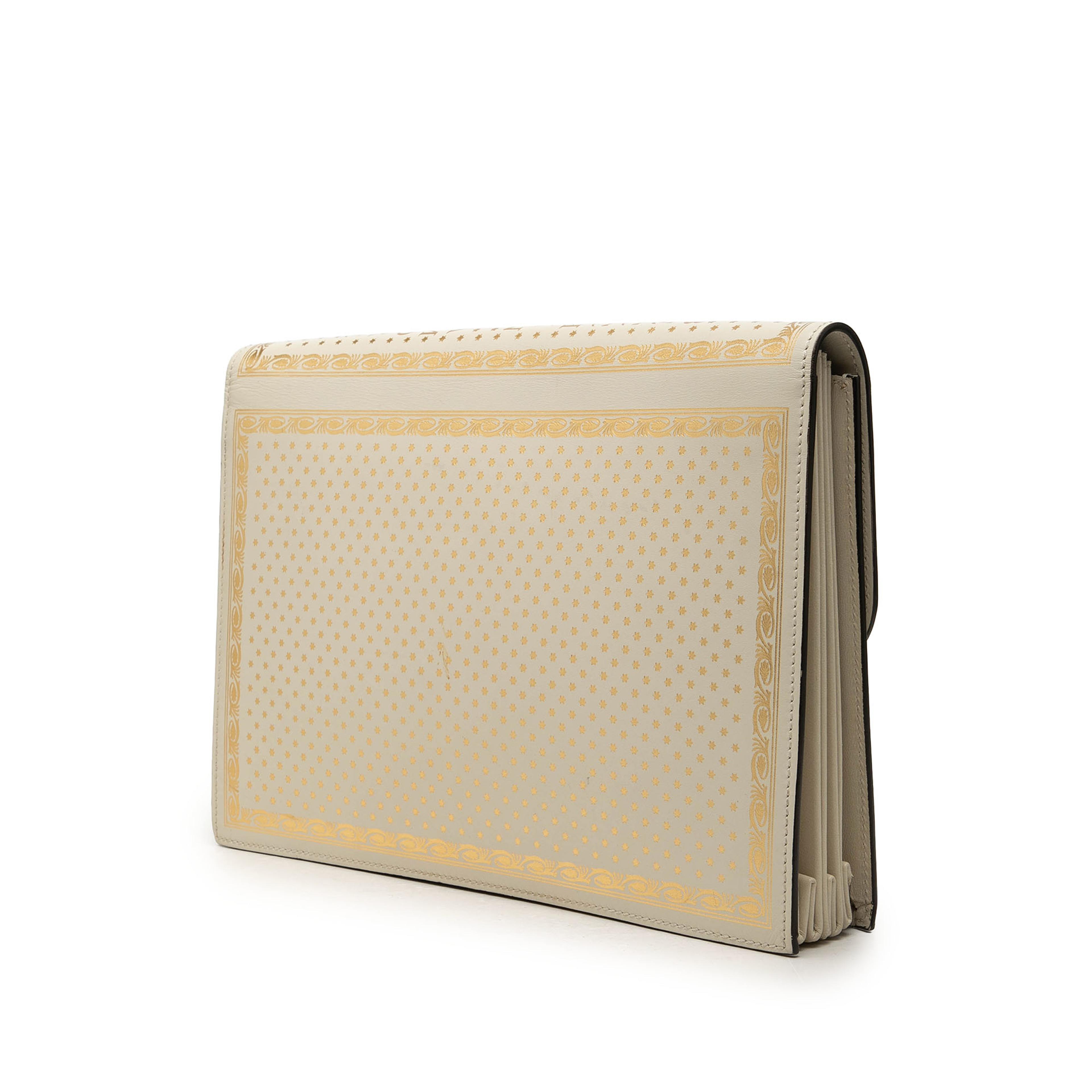 Gucci Guccy Sega Calfskin Portfolio Clutch, från Luxclusif, i färgen vit. Klicka för att öppna bilden i stort format