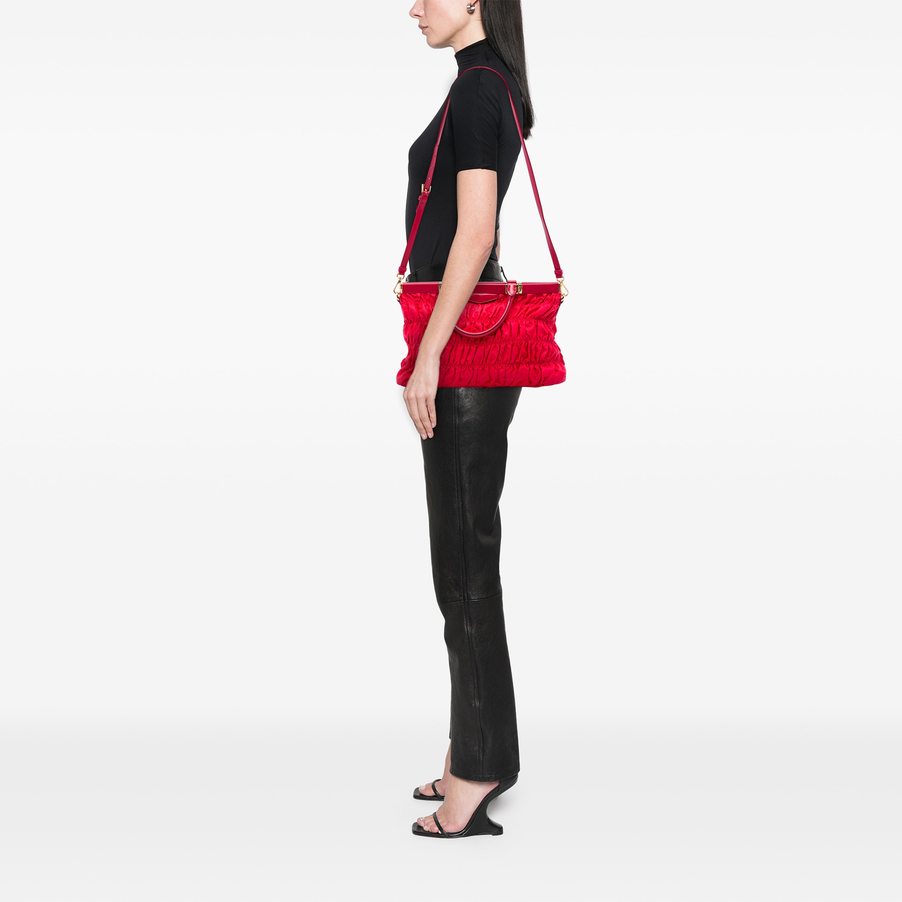 Prada Tessuto Gaufre Frame Satchel, från Luxclusif, i färgen röd. Klicka för att öppna bilden i stort format