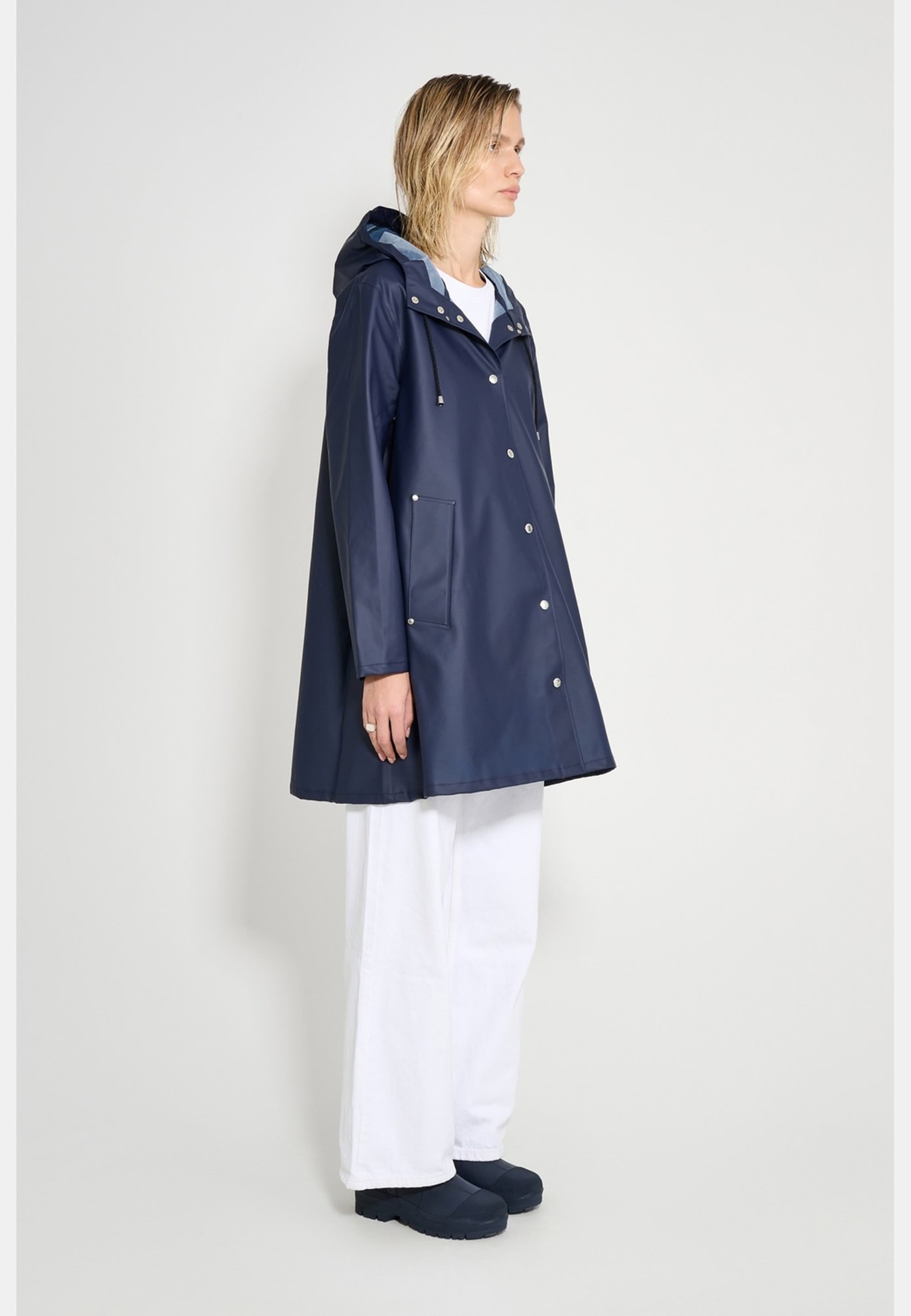 Mosebacke Lightweight Raincoat, från Stutterheim, i färgen navy. Klicka för att öppna bilden i stort format