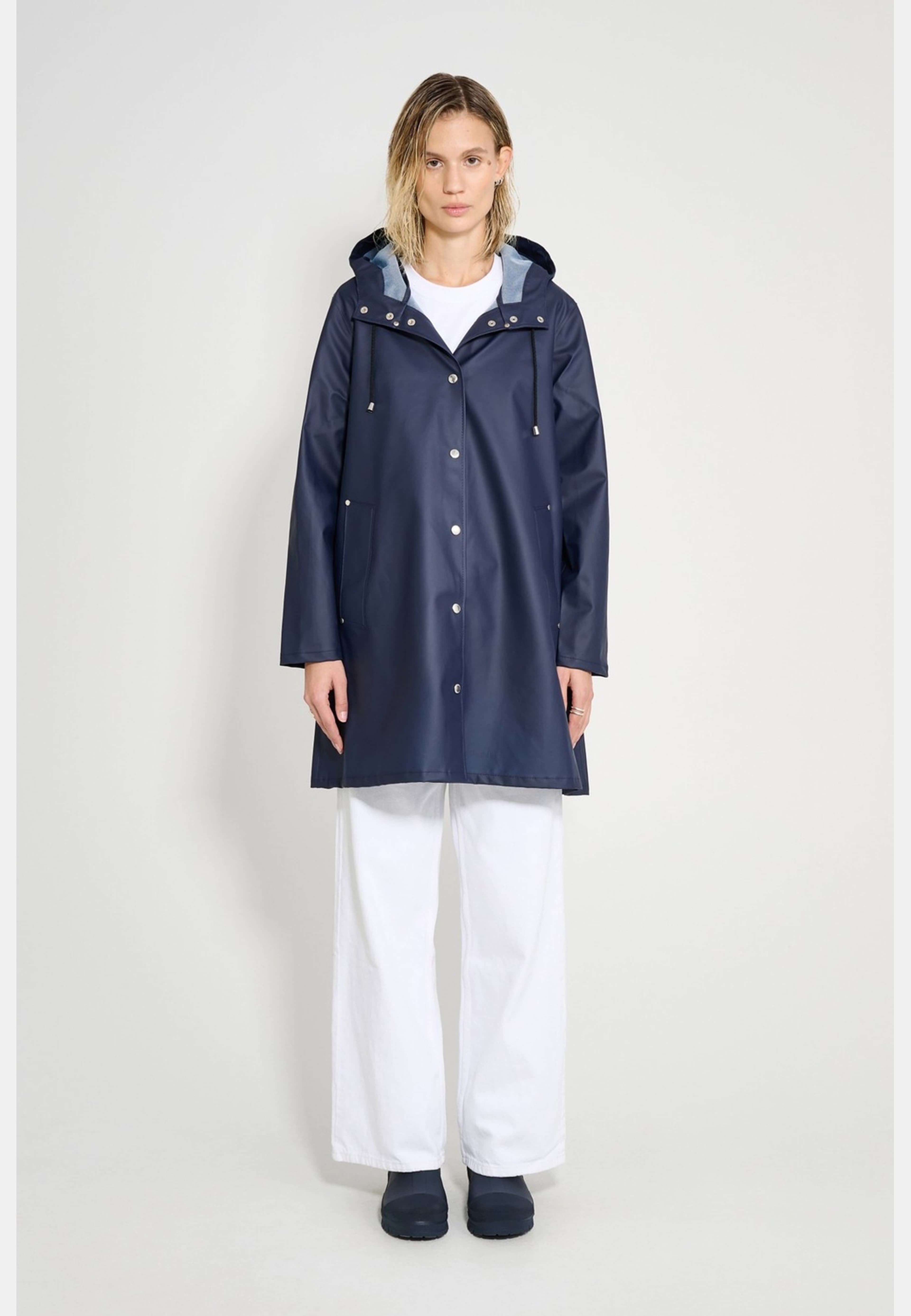 Mosebacke Lightweight Raincoat, från Stutterheim, i färgen navy. Klicka för att öppna bilden i stort format