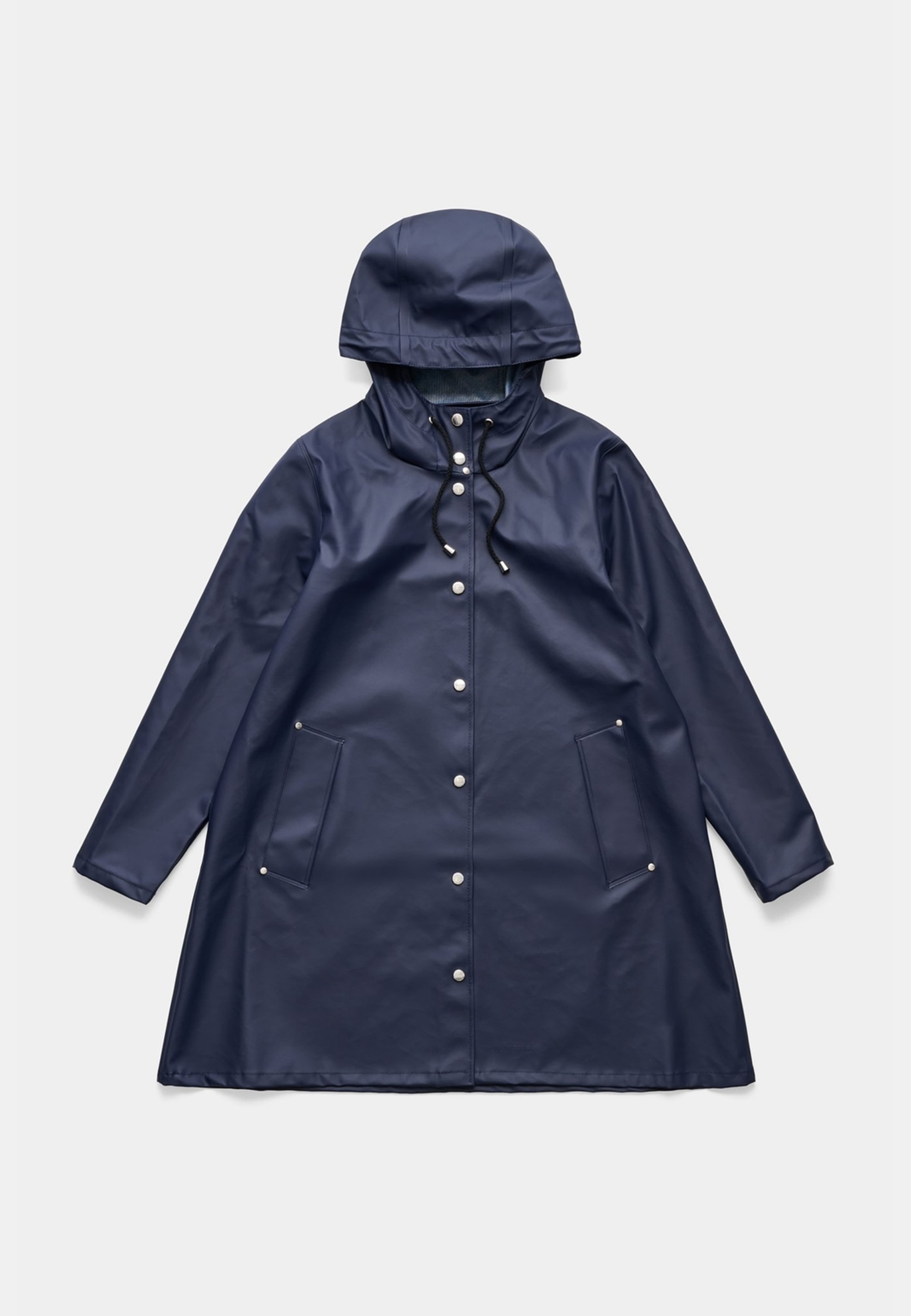 Mosebacke Lightweight Raincoat, från Stutterheim, i färgen navy. Klicka för att öppna bilden i stort format