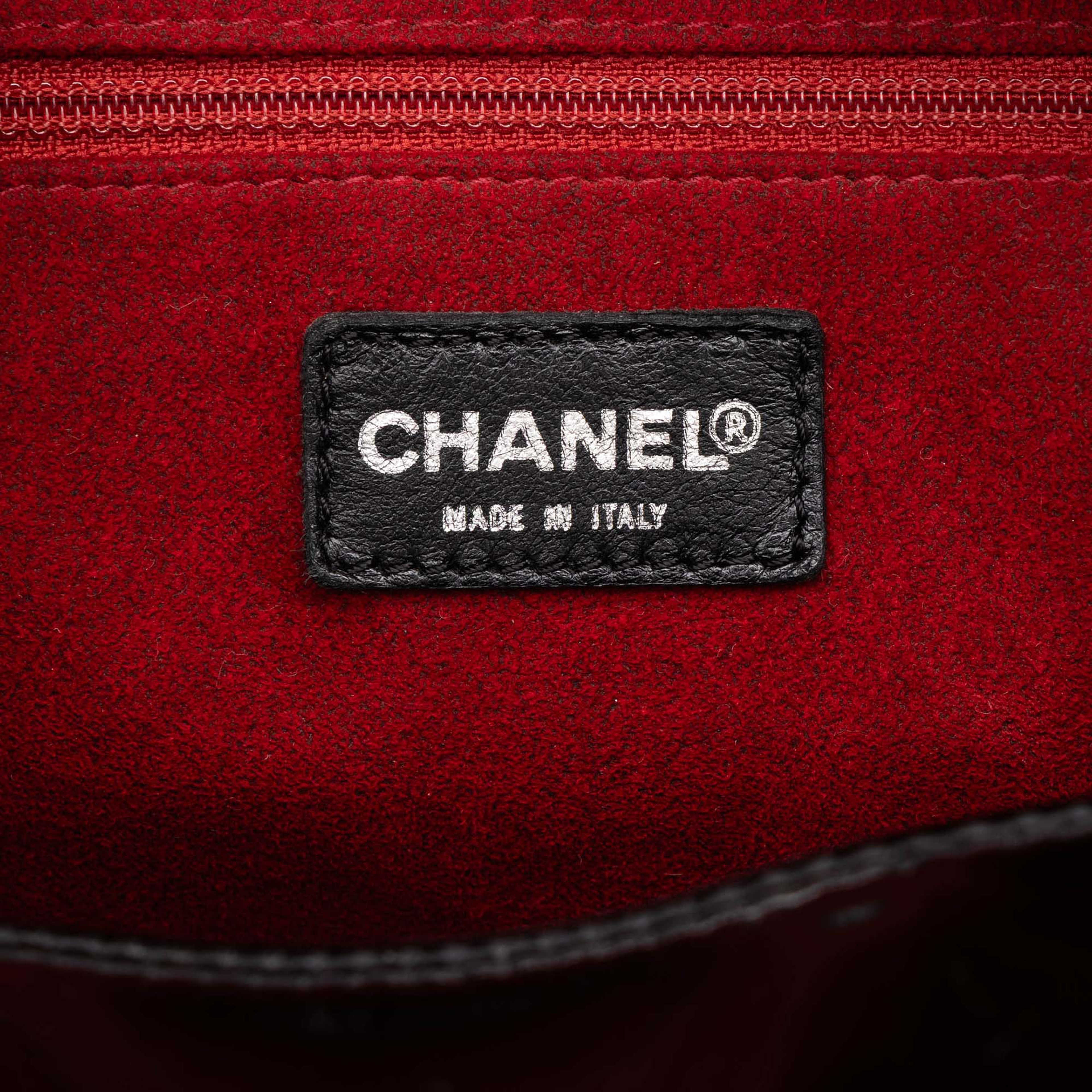 Chanel Cc Chocolate Bar Patent Bowler Bag, från Luxclusif, i färgen svart. Klicka för att öppna bilden i stort format