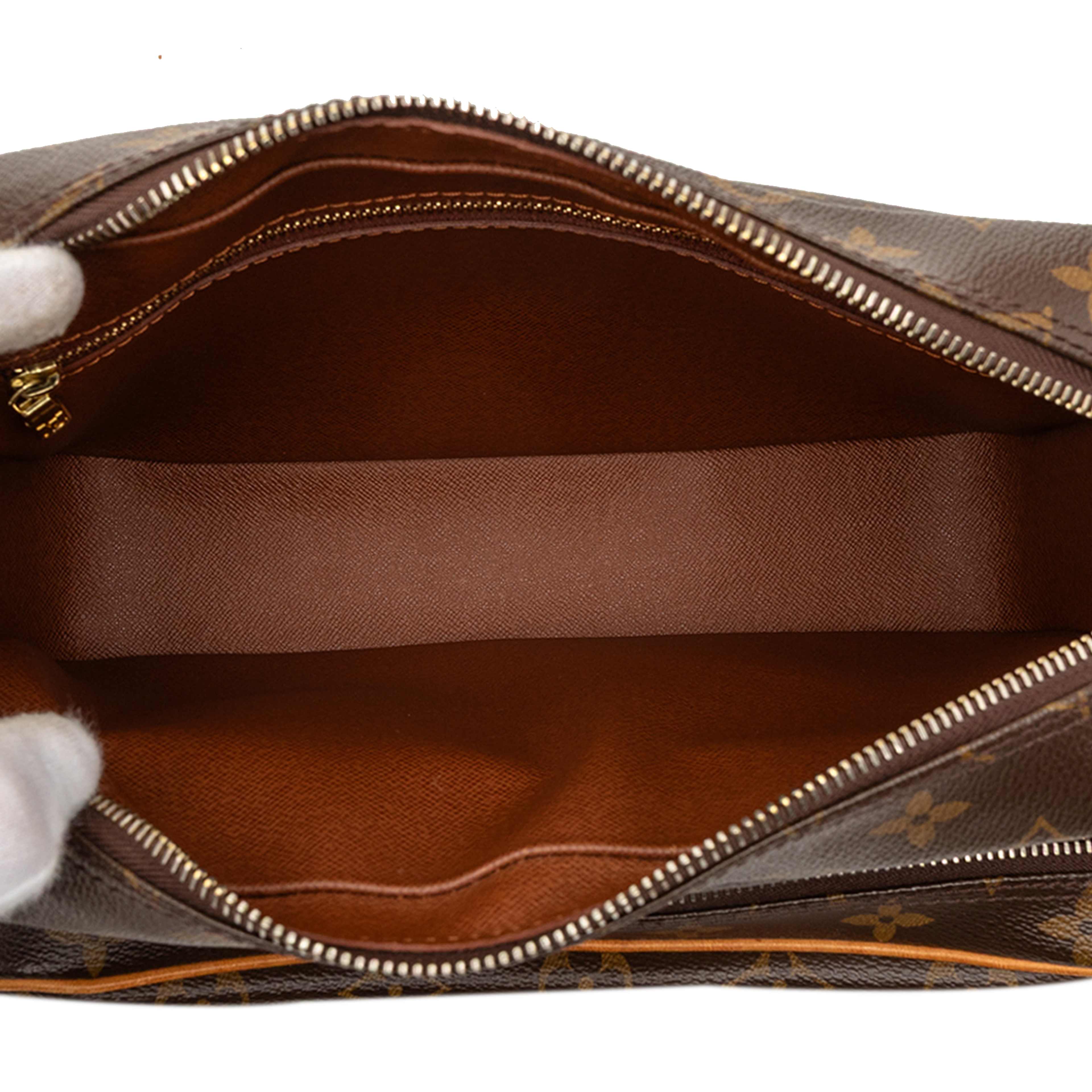 Louis Vuitton Monogram Nil Crossbody, från Luxclusif, i färgen brown. Klicka för att öppna bilden i stort format