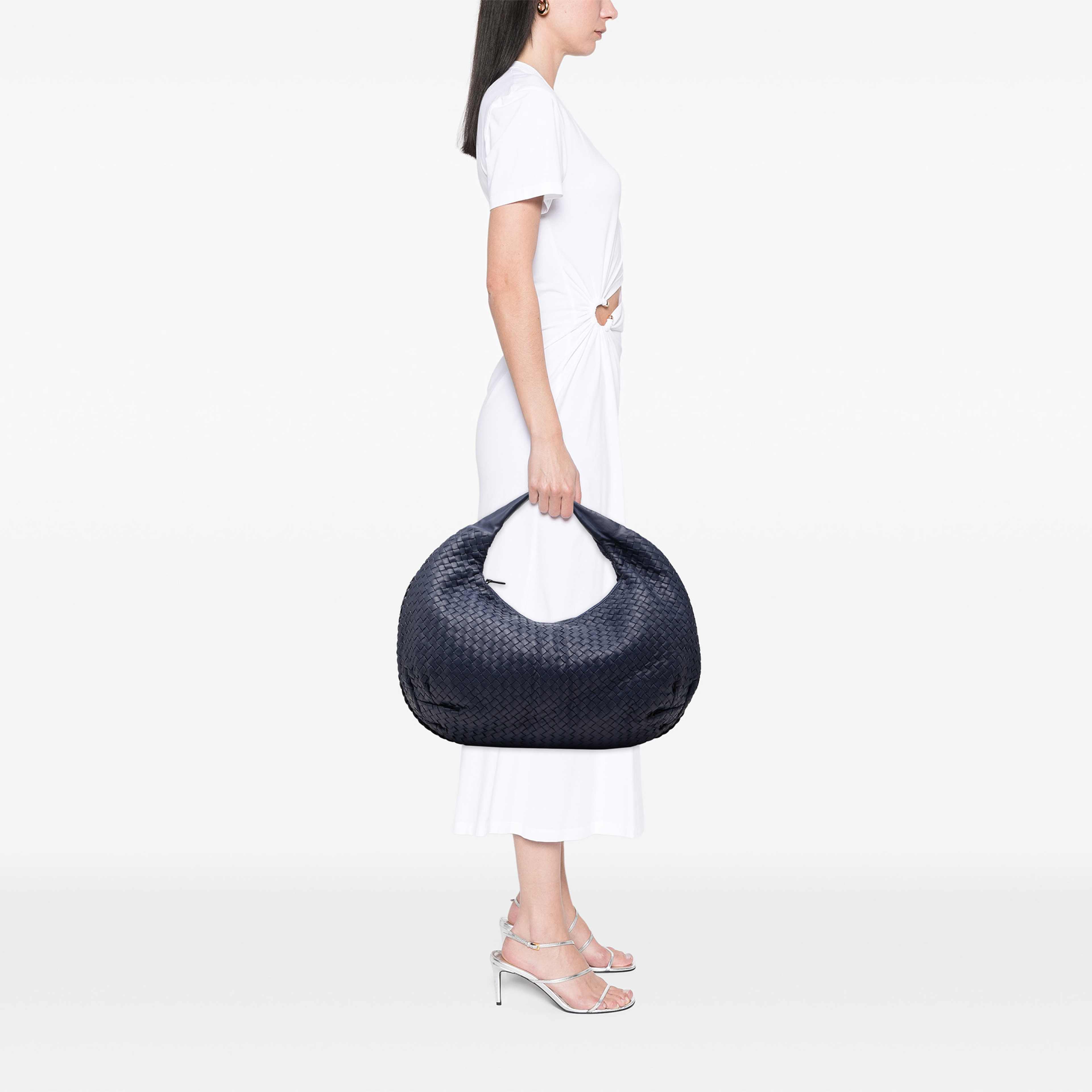 Bottega Veneta Large Nappa Intrecciato Belly Hobo, från Luxclusif, i färgen blå. Klicka för att öppna bilden i stort format