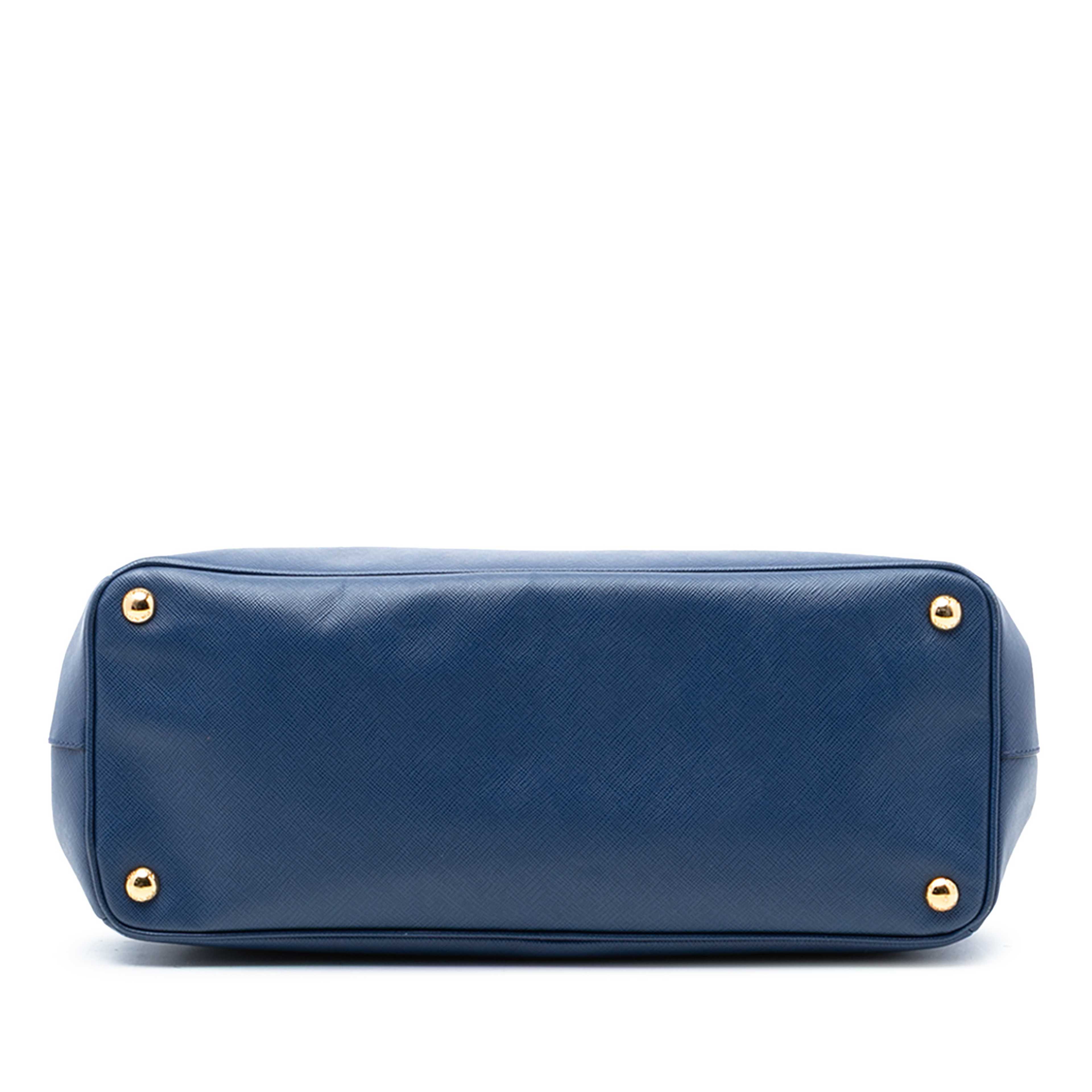 Prada Large Saffiano Lux Galleria Double Zip Tote, från Luxclusif, i färgen blue. Klicka för att öppna bilden i stort format