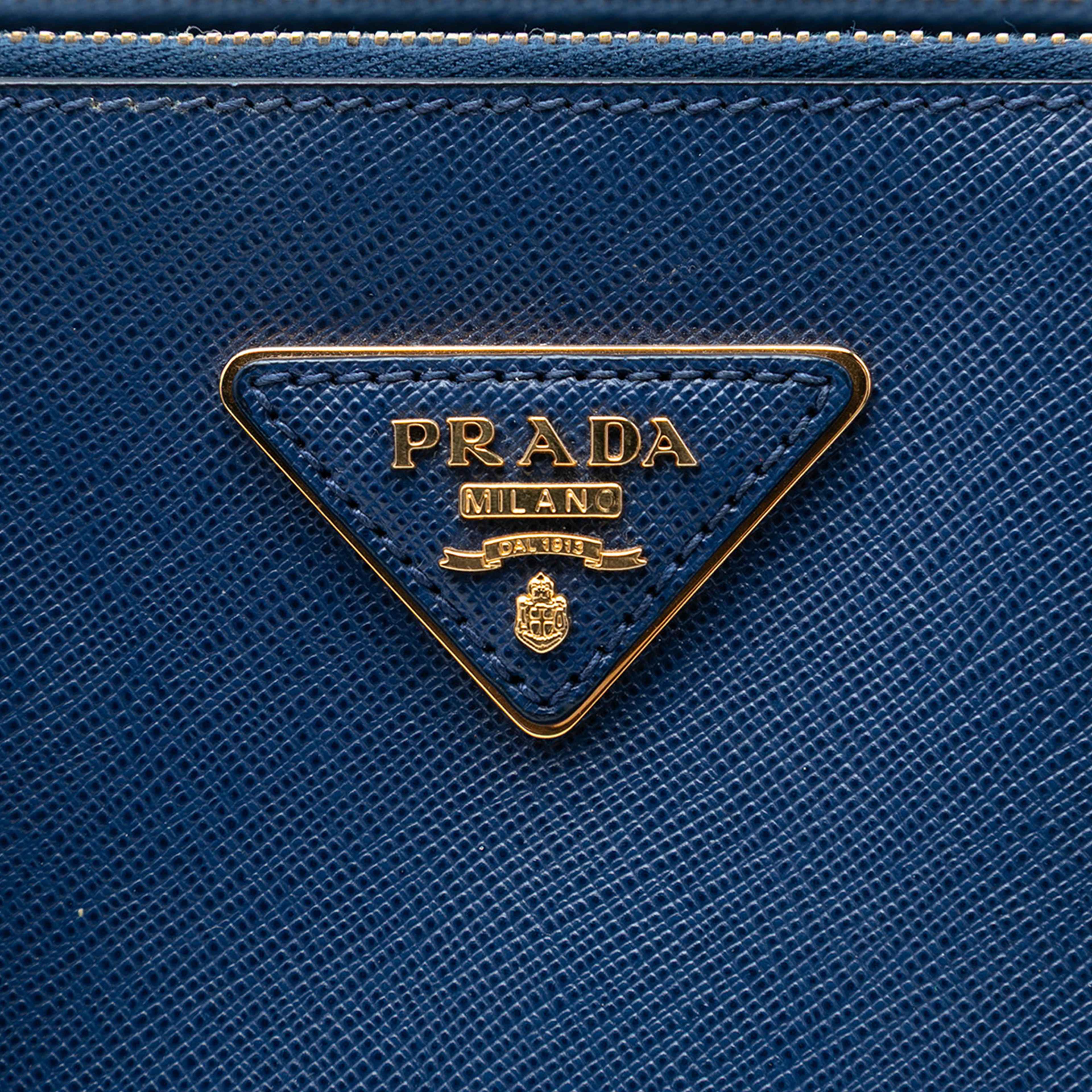 Prada Large Saffiano Lux Galleria Double Zip Tote, från Luxclusif, i färgen blå. Klicka för att öppna bilden i stort format