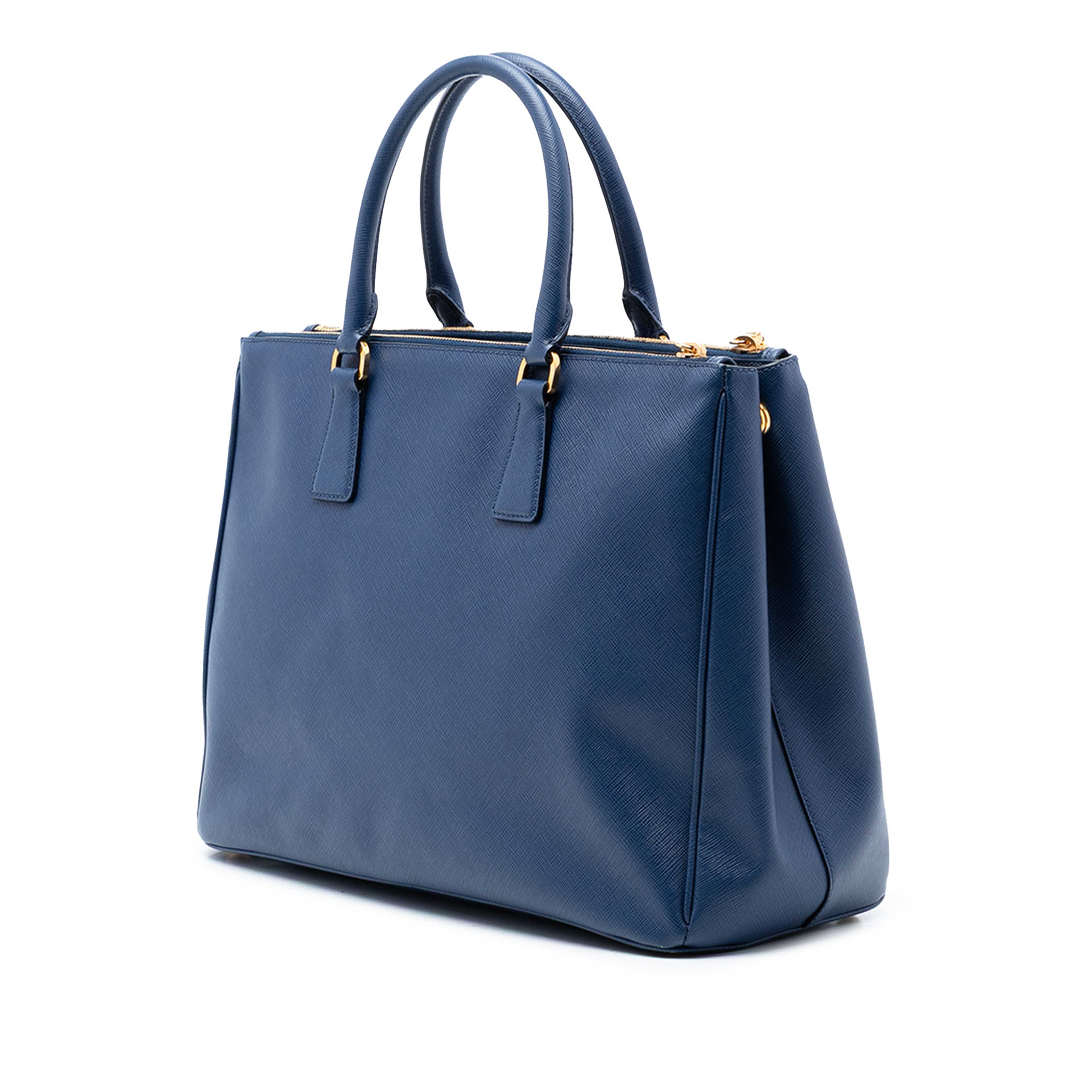 Prada Large Saffiano Lux Galleria Double Zip Tote, från Luxclusif, i färgen blå. Klicka för att öppna bilden i stort format