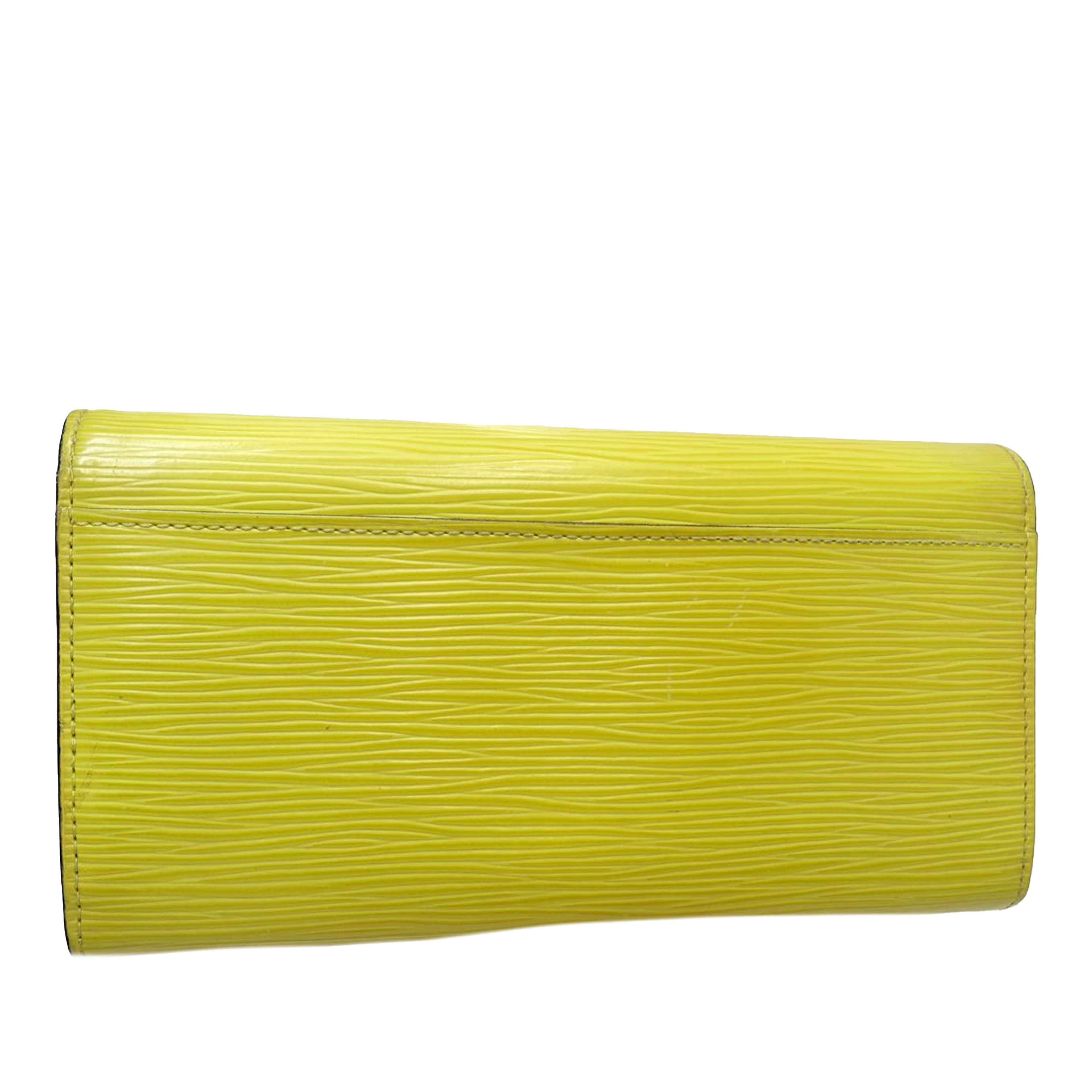 Louis Vuitton Epi Sarah Long Wallet, från Luxclusif, i färgen yellow. Klicka för att öppna bilden i stort format