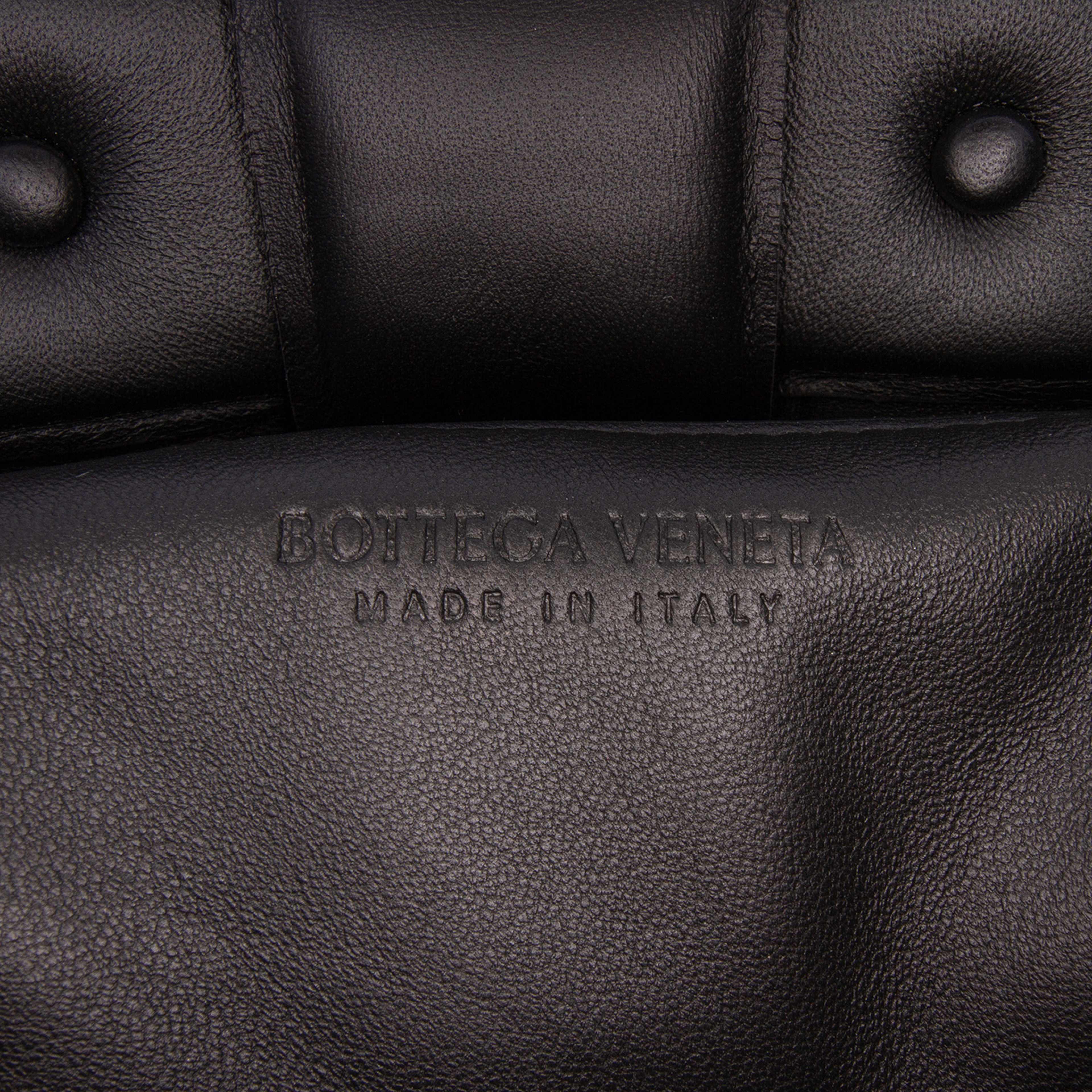 Bottega Veneta Nappa Intrecciato Padded Chain Cassette Satchel, från Luxclusif, i färgen black. Klicka för att öppna bilden i stort format