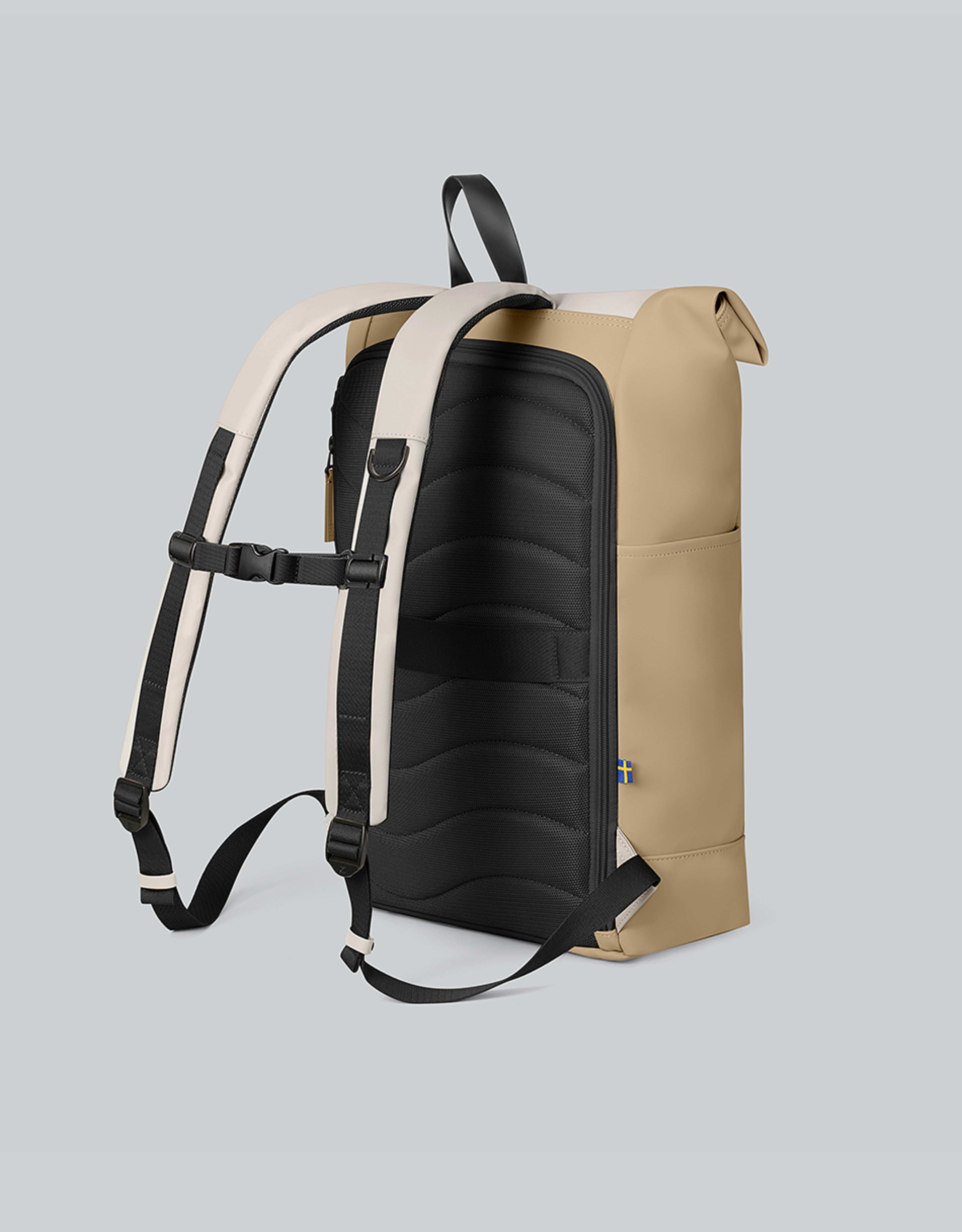 Spläsh Rolltop Backpack - 16", från Gaston Luga, i färgen latte / cloud cream. Klicka för att öppna bilden i stort format