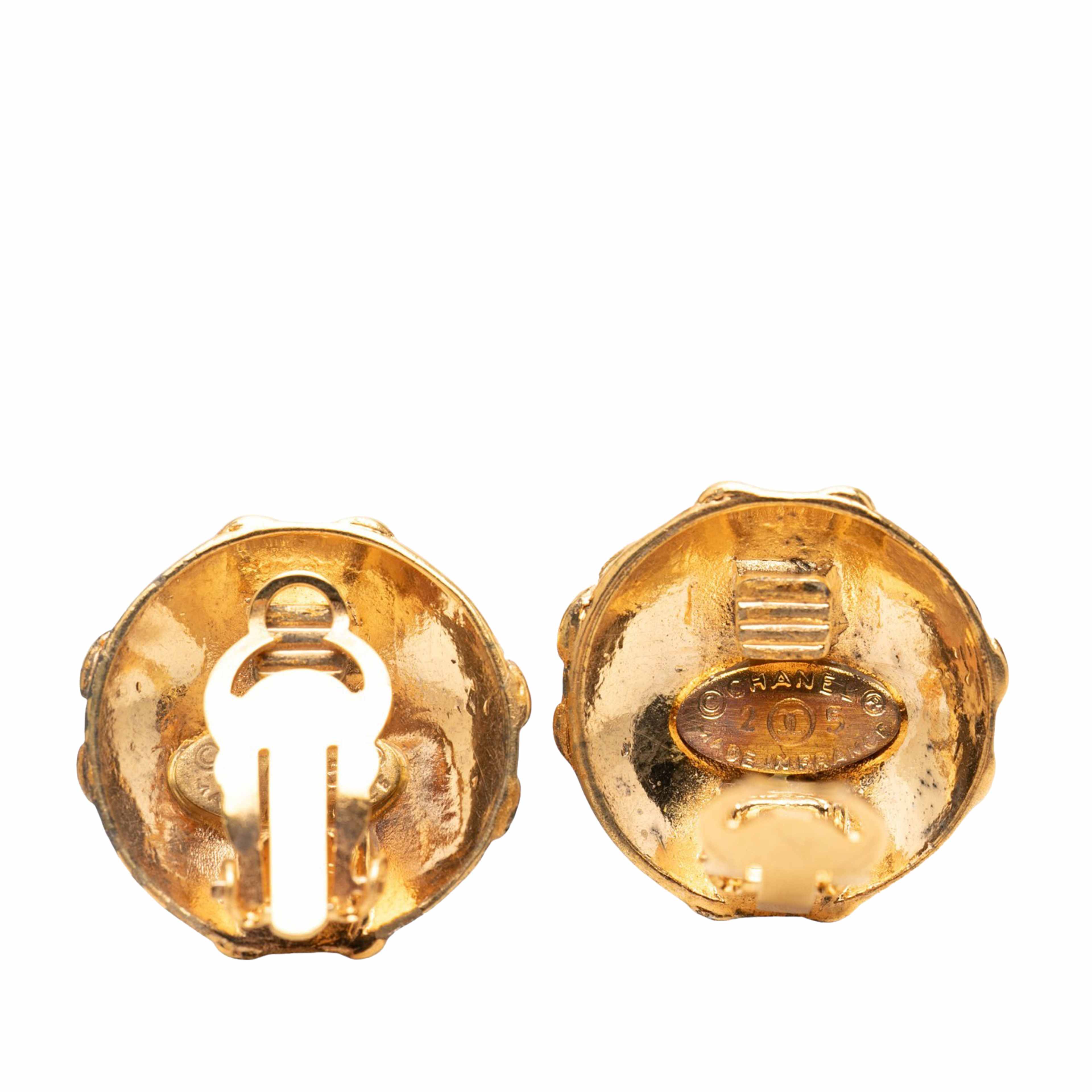 Chanel Cc Gold Plated Round Clip On Earrings, från Luxclusif, i färgen guld. Klicka för att öppna bilden i stort format