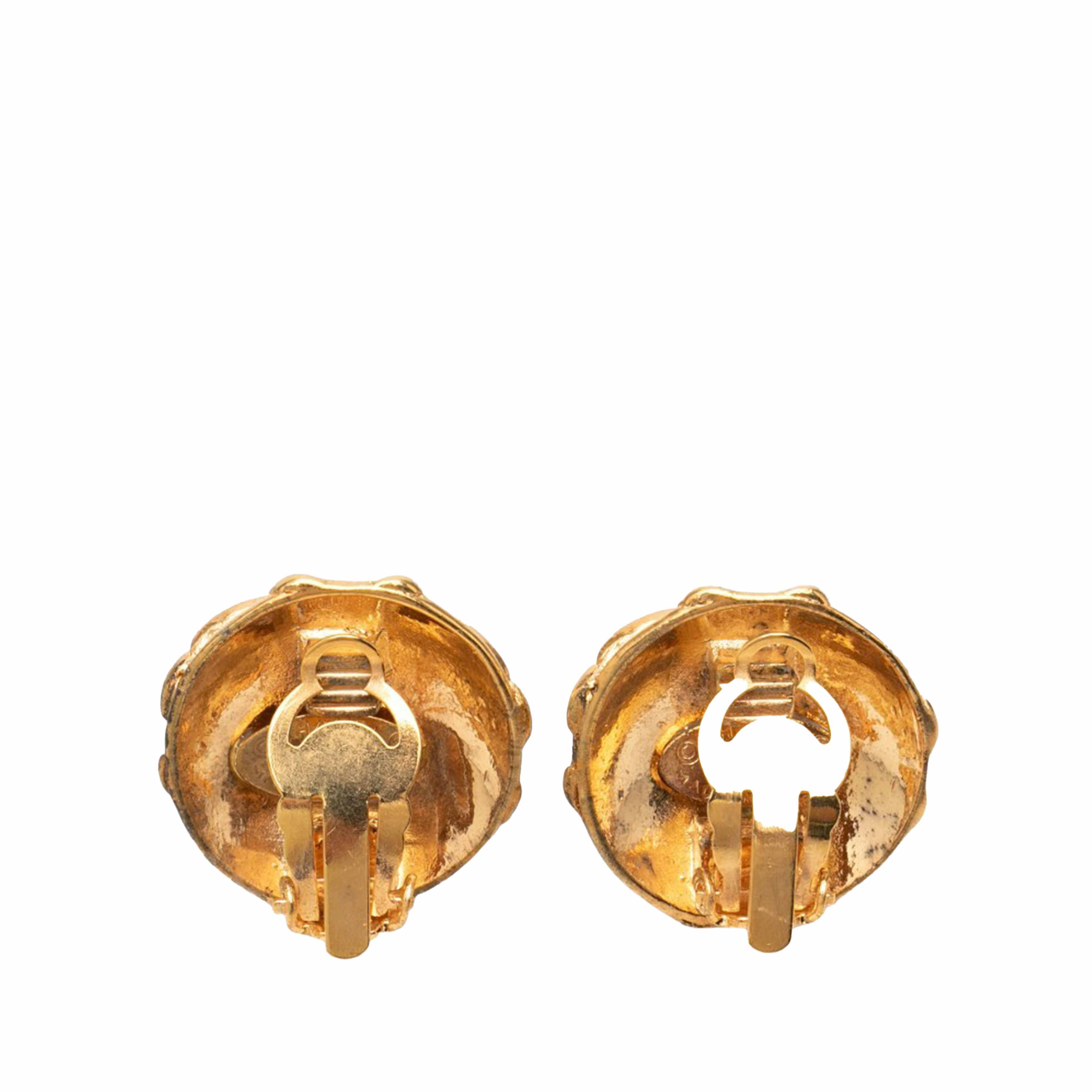 Chanel Cc Gold Plated Round Clip On Earrings, från Luxclusif, i färgen guld. Klicka för att öppna bilden i stort format