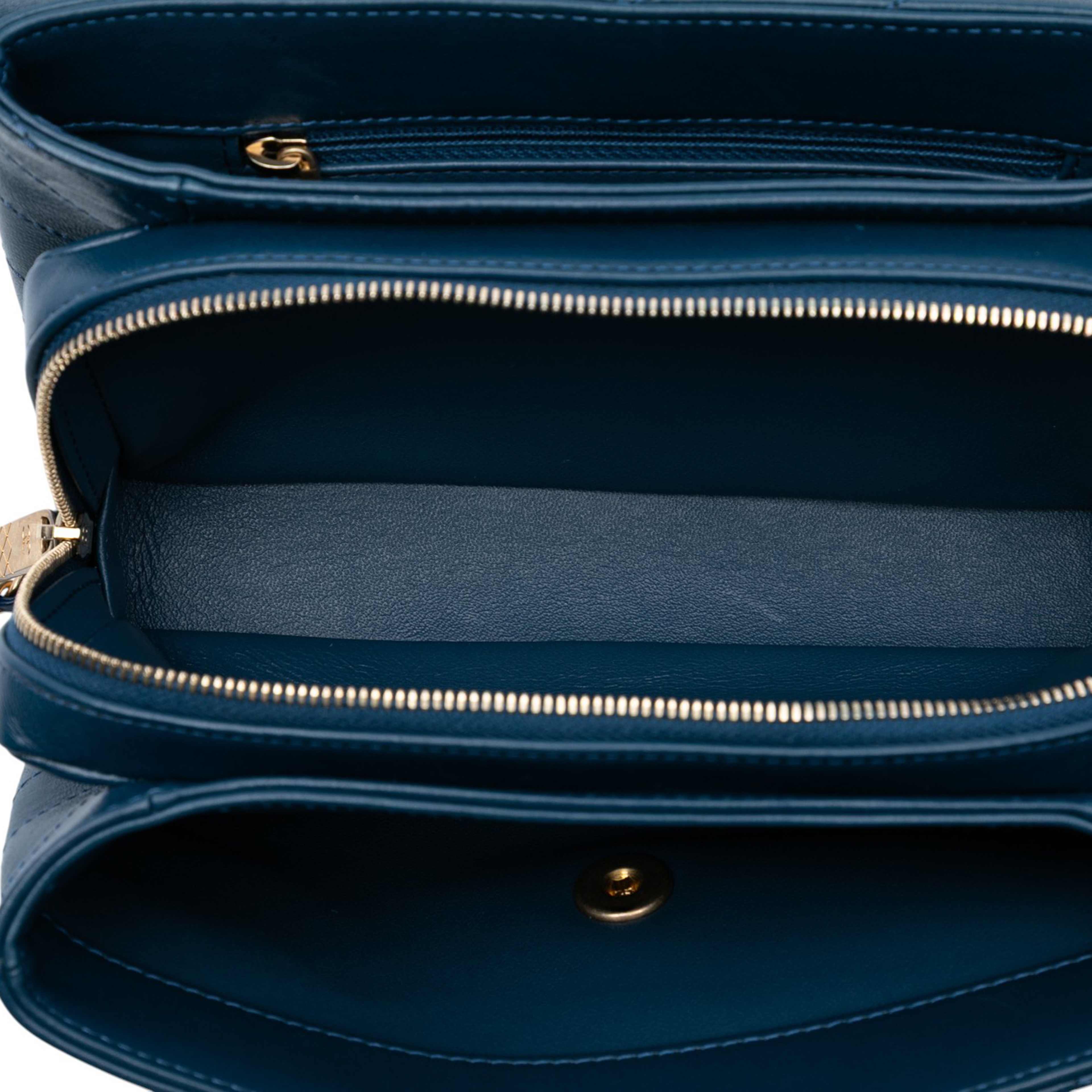 Chanel Small Chevron Lambskin Stitched Envelope Flap, från Luxclusif, i färgen navy. Klicka för att öppna bilden i stort format