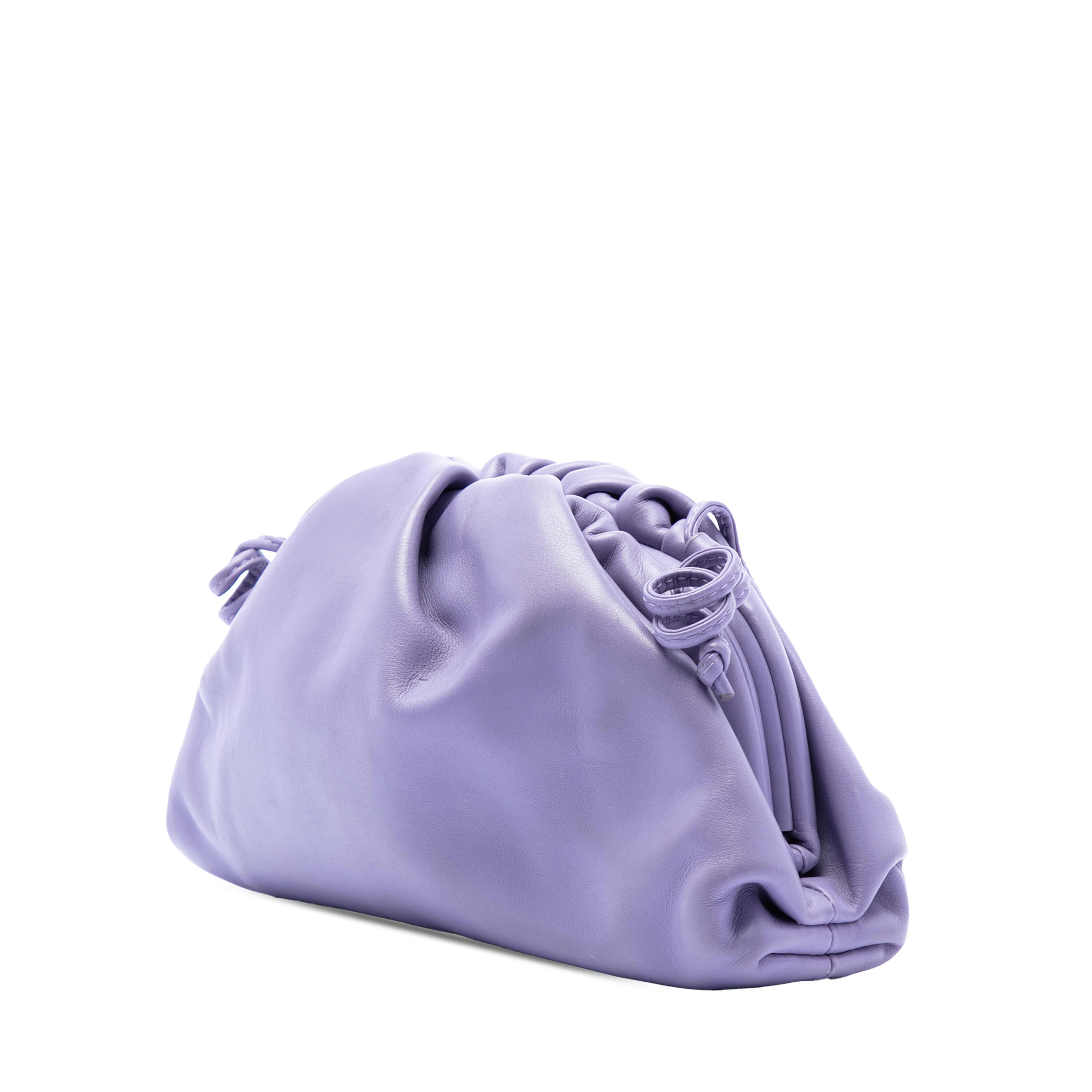 Bottega Veneta Lambskin The Mini Pouch Crossbody, från Luxclusif, i färgen purpur. Klicka för att öppna bilden i stort format