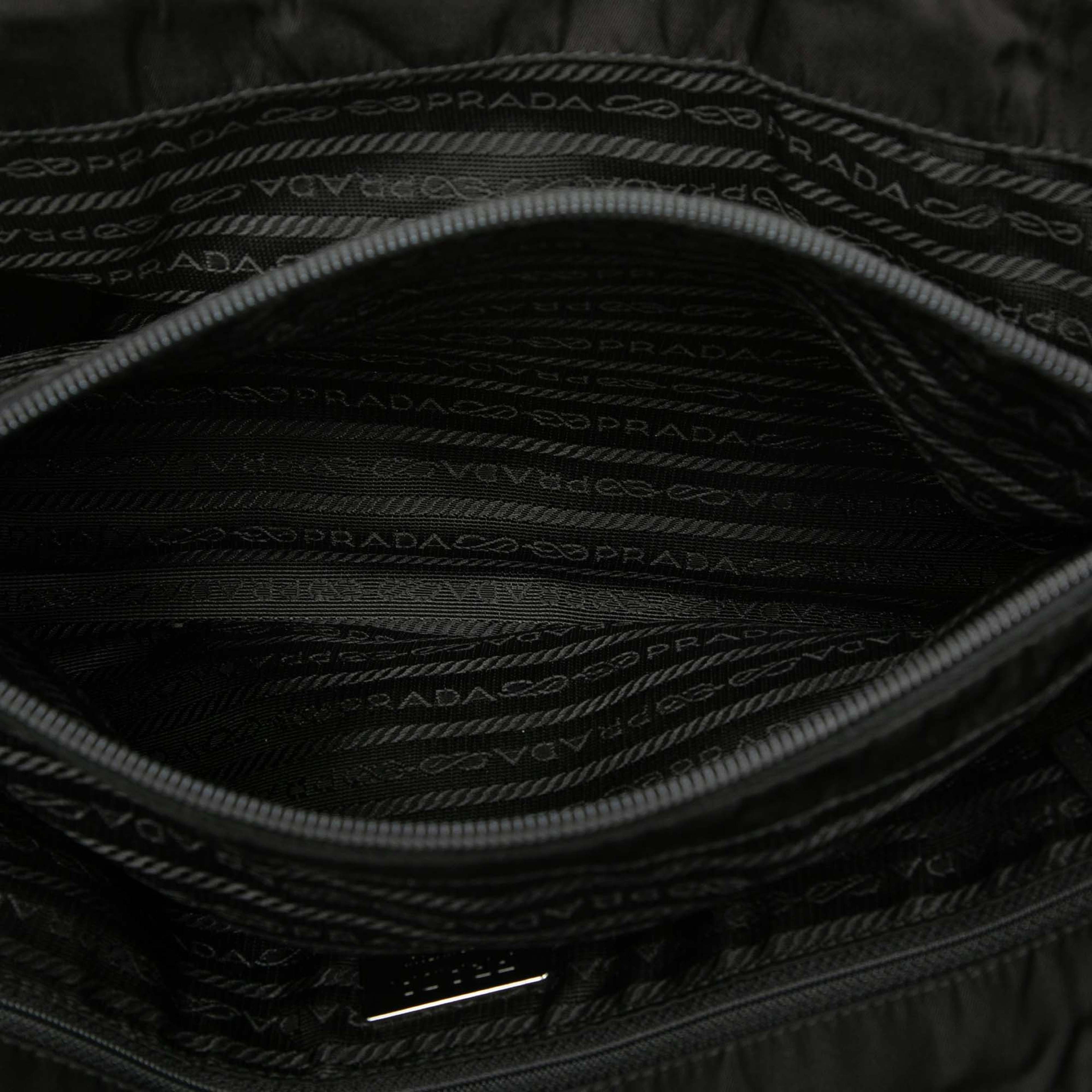 Prada Tessuto Tote, från Luxclusif, i färgen black. Klicka för att öppna bilden i stort format